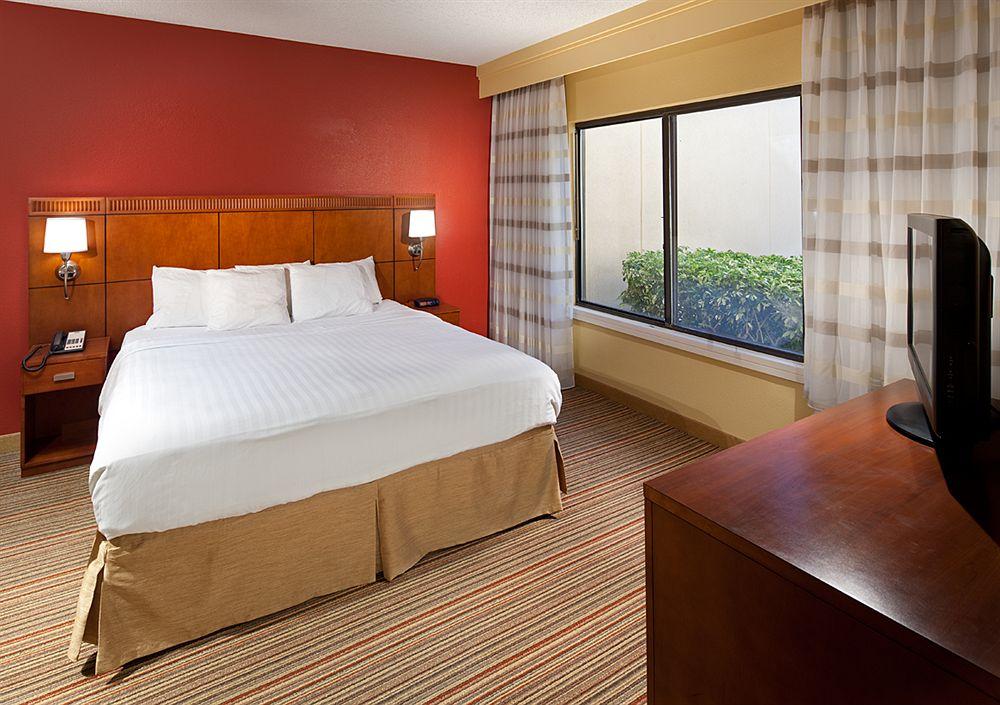 Courtyard By Marriott Airport 3*