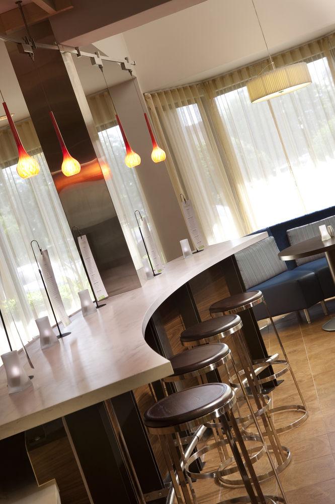 Courtyard By Marriott Airport Hotel