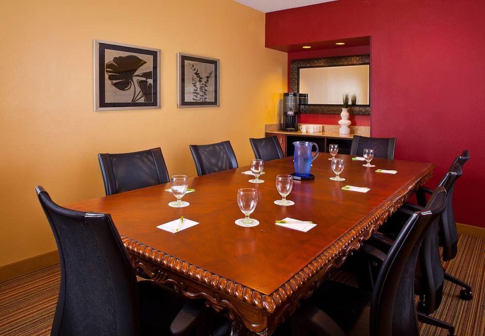 Hotel Courtyard By Marriott Airport