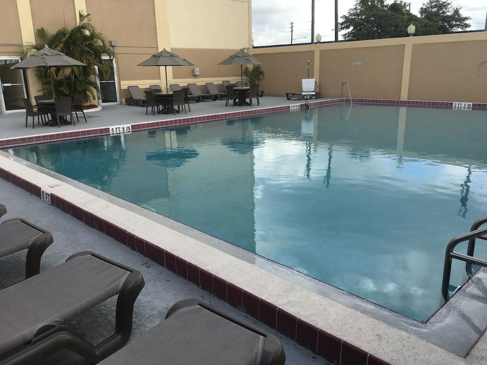 Quality & Winter Park Village Area Hotel 2*
