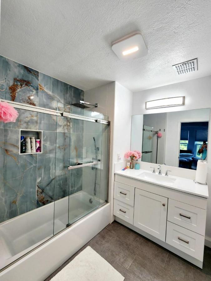 Spacious Bedroom With Private Workspace, Ensuite Bathroom - Room# 1 In Shared House No Pet *