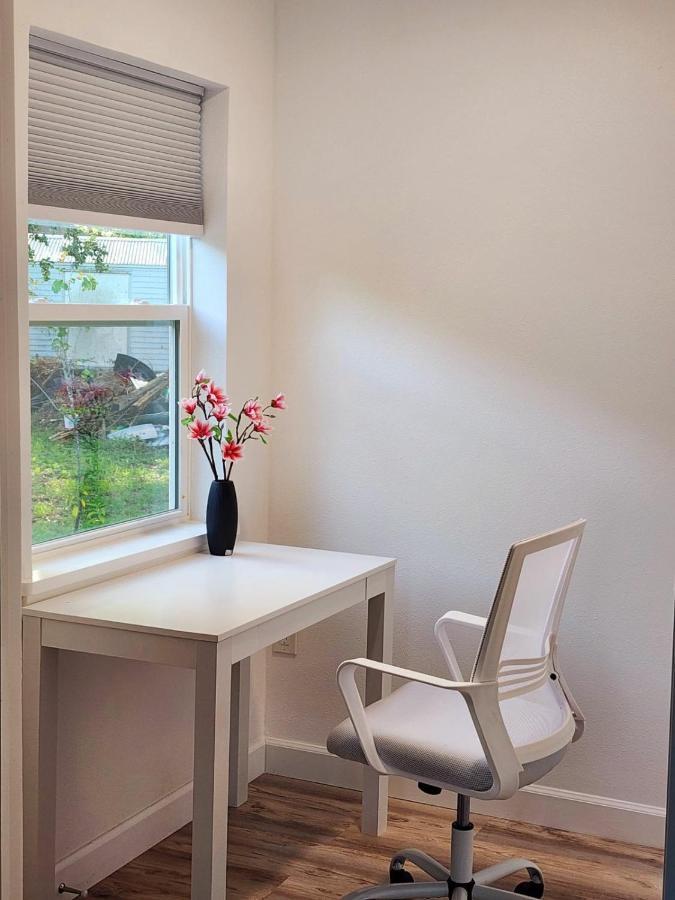 Spacious Bedroom With Private Workspace, Ensuite Bathroom - Room# 1 In Shared House No Pet * Orlando