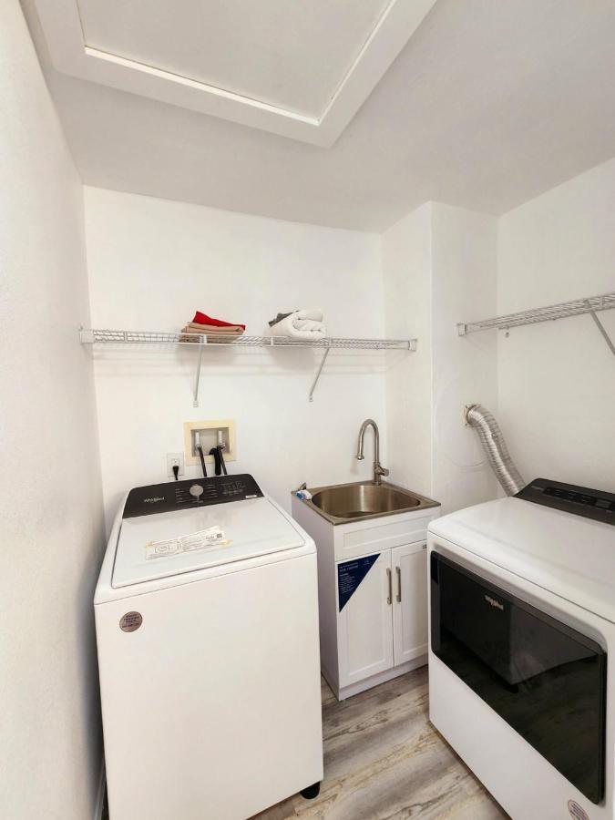 Spacious Bedroom With Private Workspace, Ensuite Bathroom - Room# 1 In Shared House No Pet * Orlando