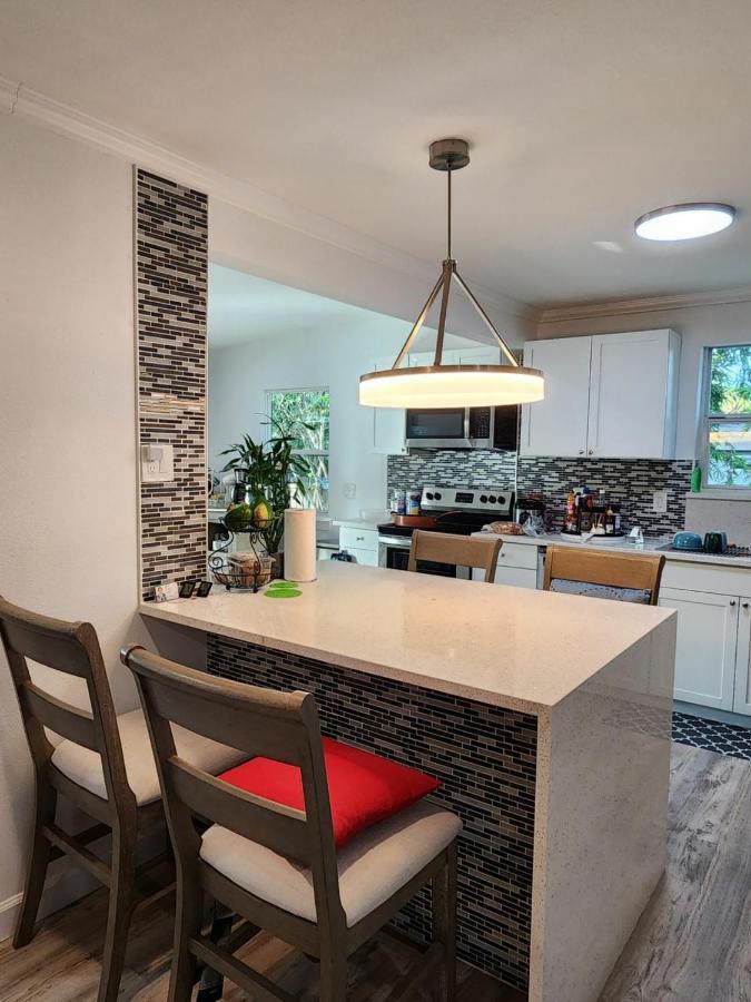 Spacious Bedroom With Private Workspace, Ensuite Bathroom - Room# 1 In Shared House No Pet Homestay