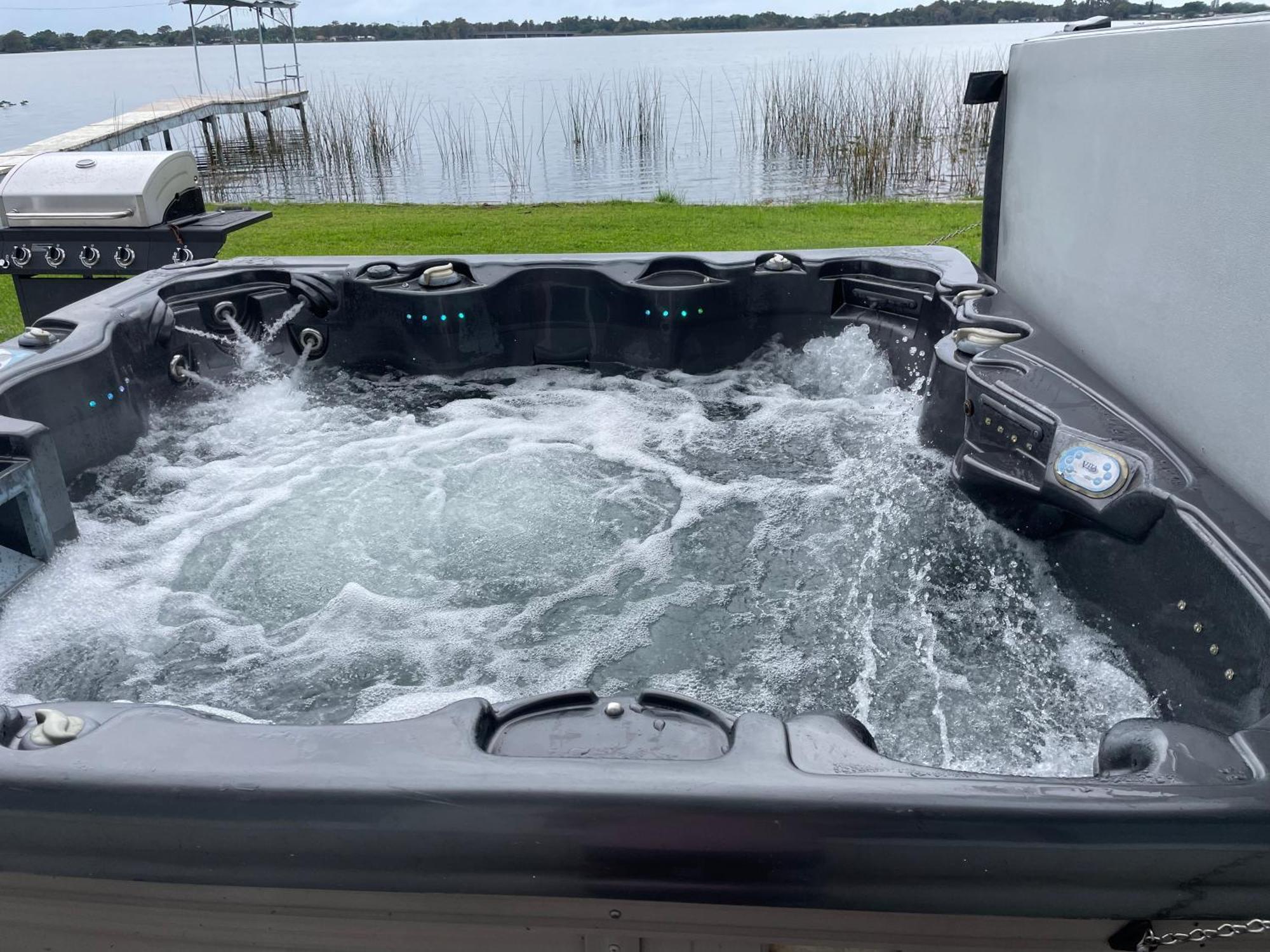Holiday home Clear Retreat: Private Pool, Lakefront *