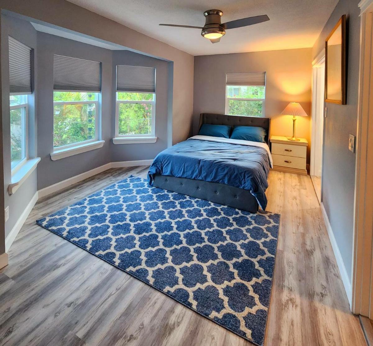 Homestay Spacious Bedroom With Private Workspace, Ensuite Bathroom - Room# 1 In Shared House No Pet
