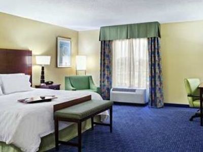 Hotel Hampton & Airport At Gateway Village 3*