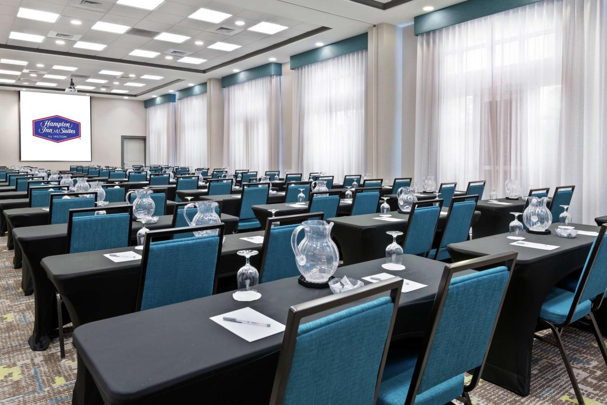 Hampton & Airport At Gateway Village 3*