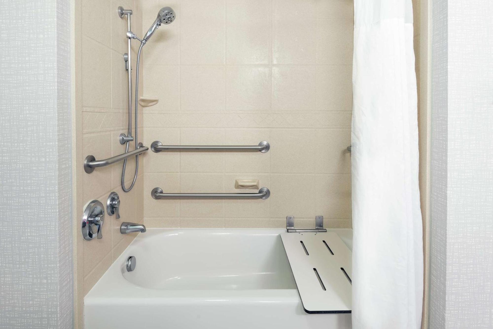 Hampton & Airport At Gateway Village Hotel Orlando