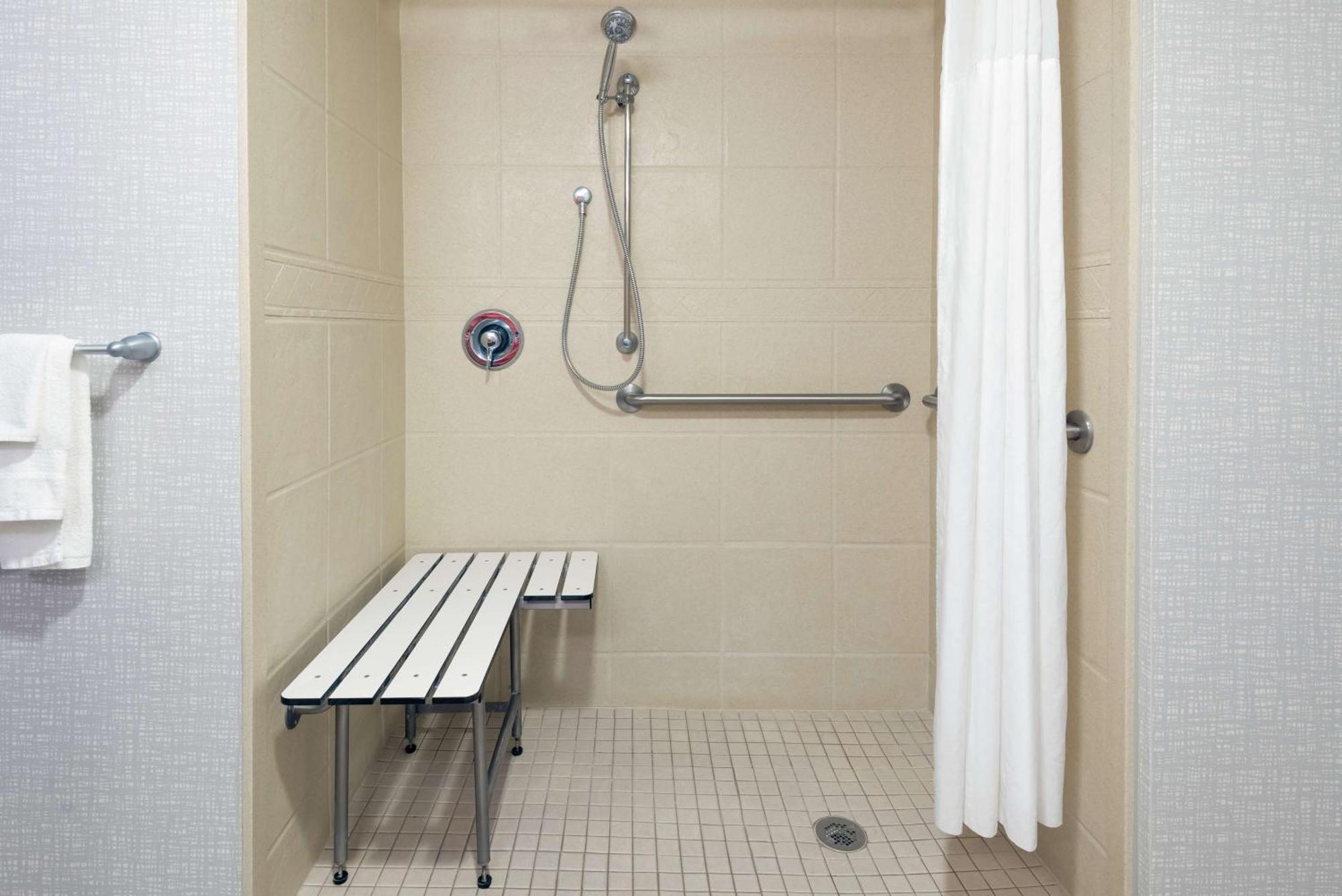 Hampton & Airport At Gateway Village Hotel Orlando