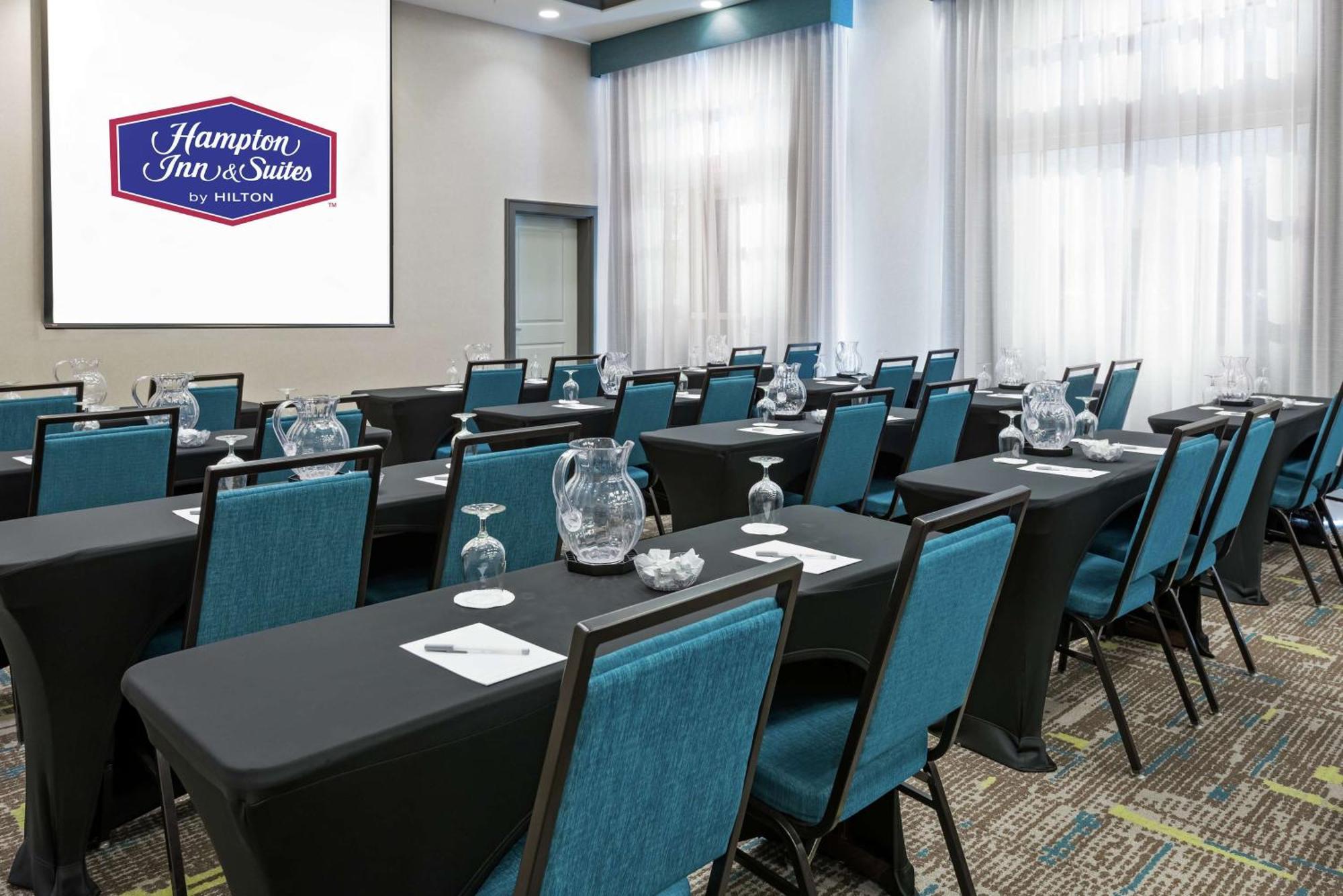 Hotel Hampton & Airport At Gateway Village 3*