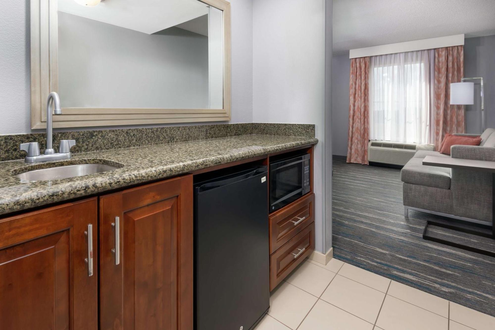 Hampton & Airport At Gateway Village 3*