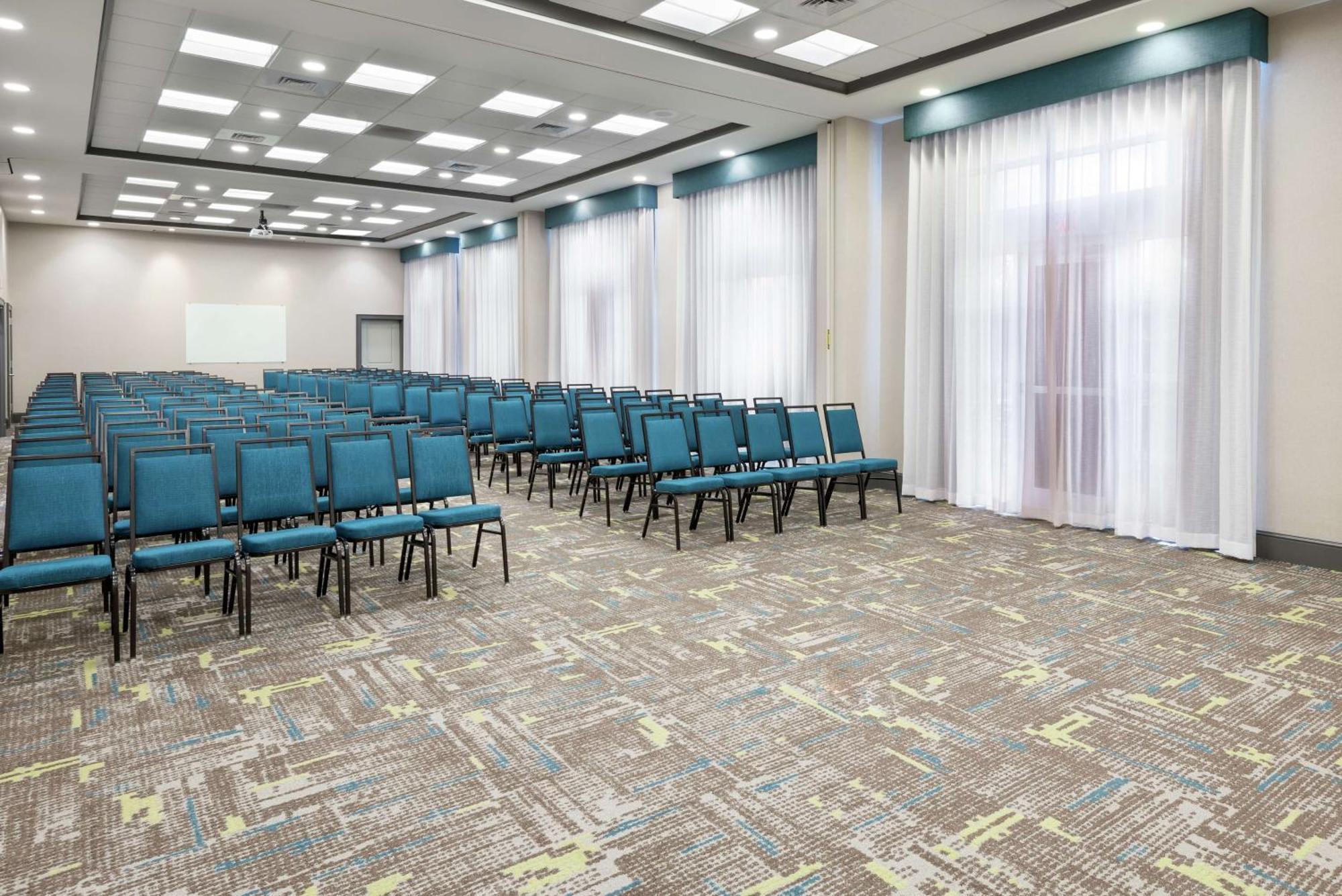 Hotel Hampton & Airport At Gateway Village 3*