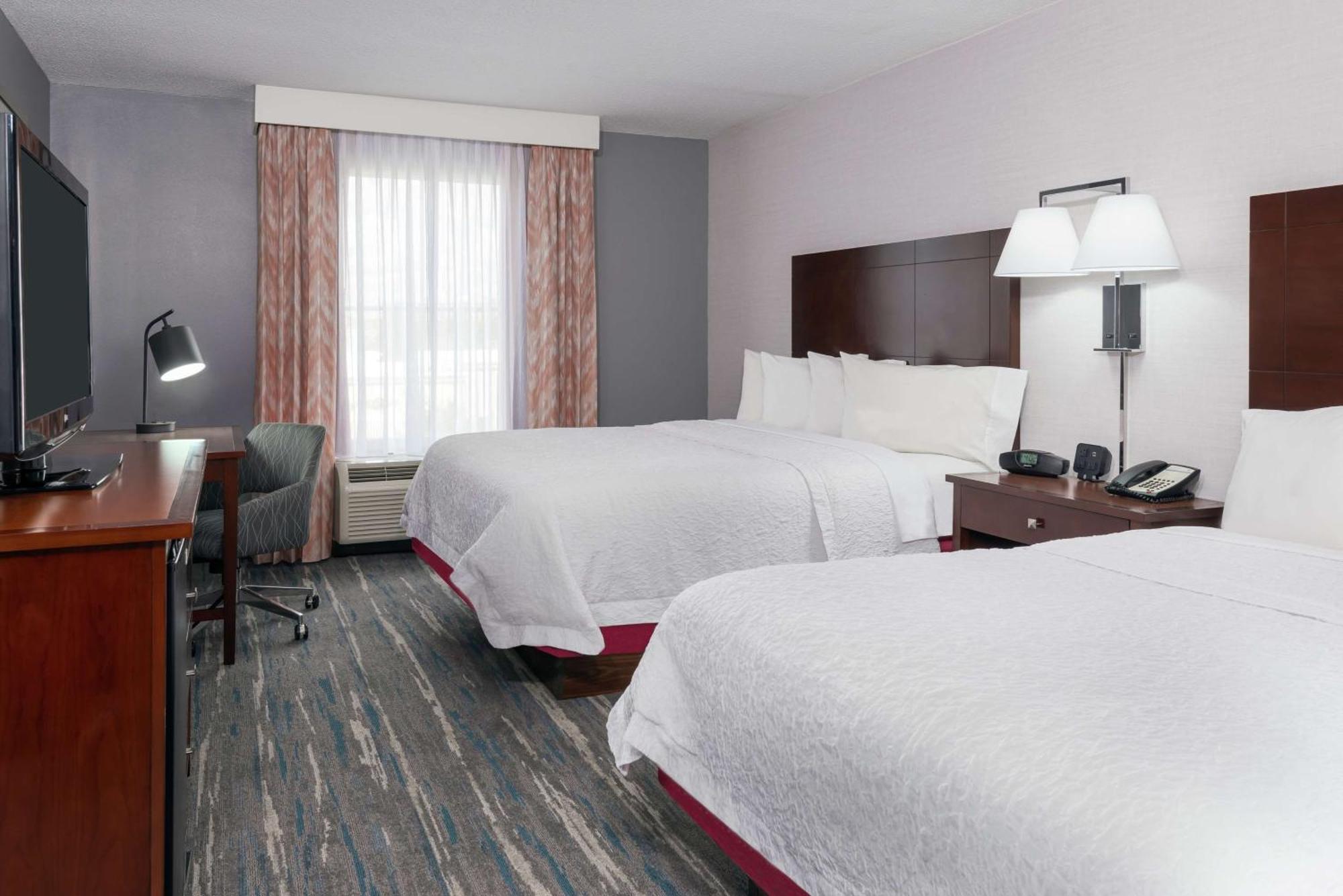 Hampton & Airport At Gateway Village Hotel