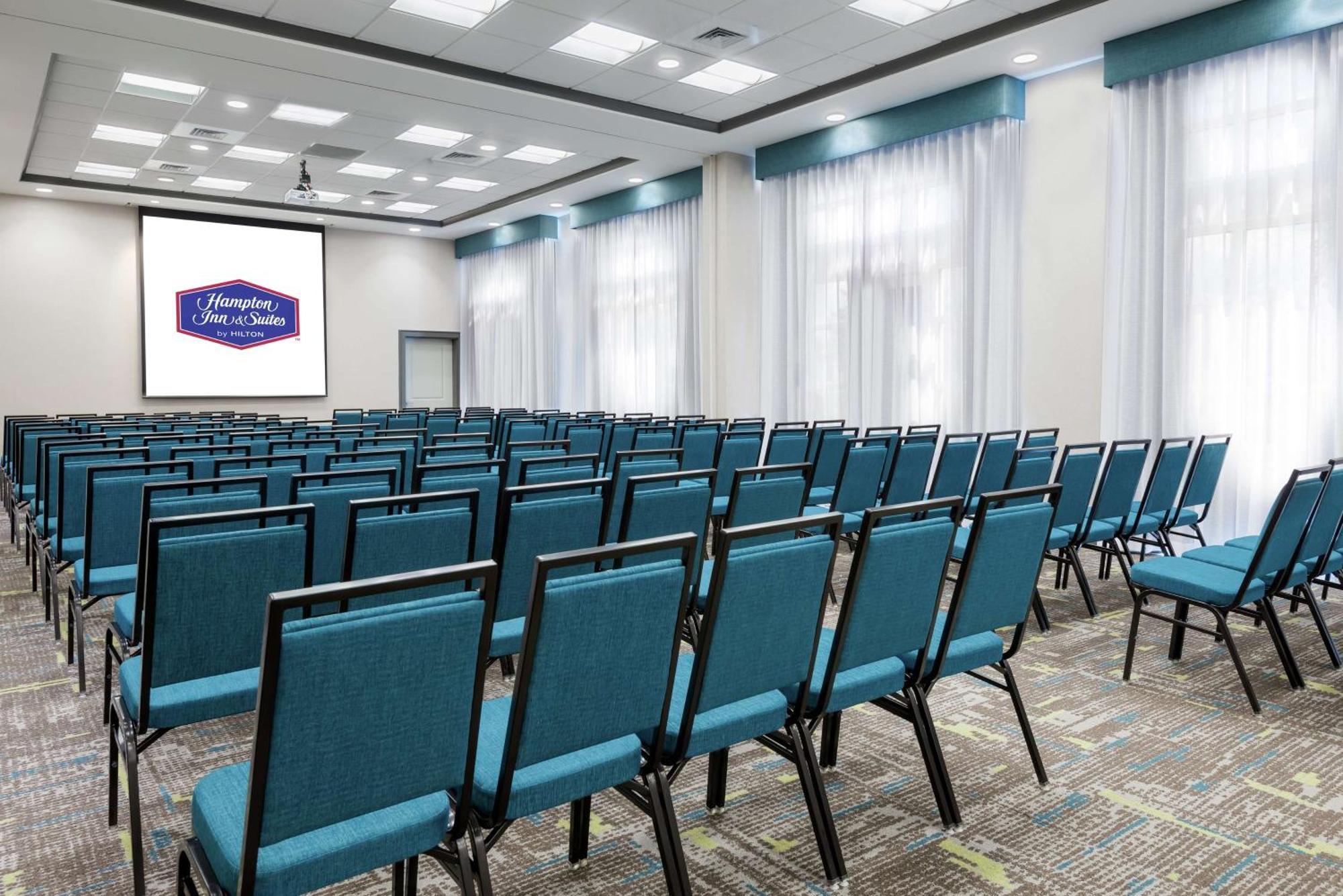 Hotel Hampton & Airport At Gateway Village 3*