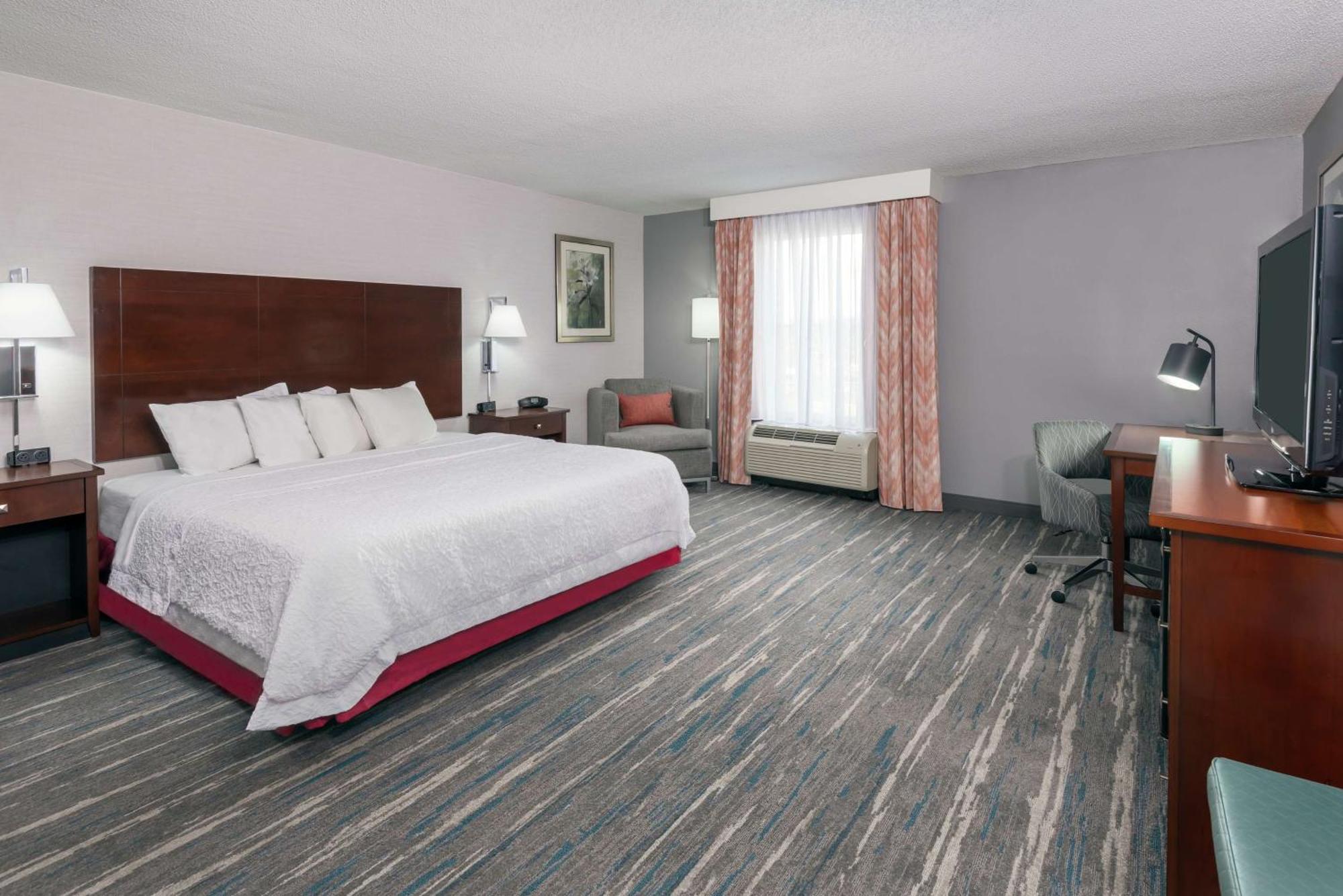 Hotel Hampton & Airport At Gateway Village