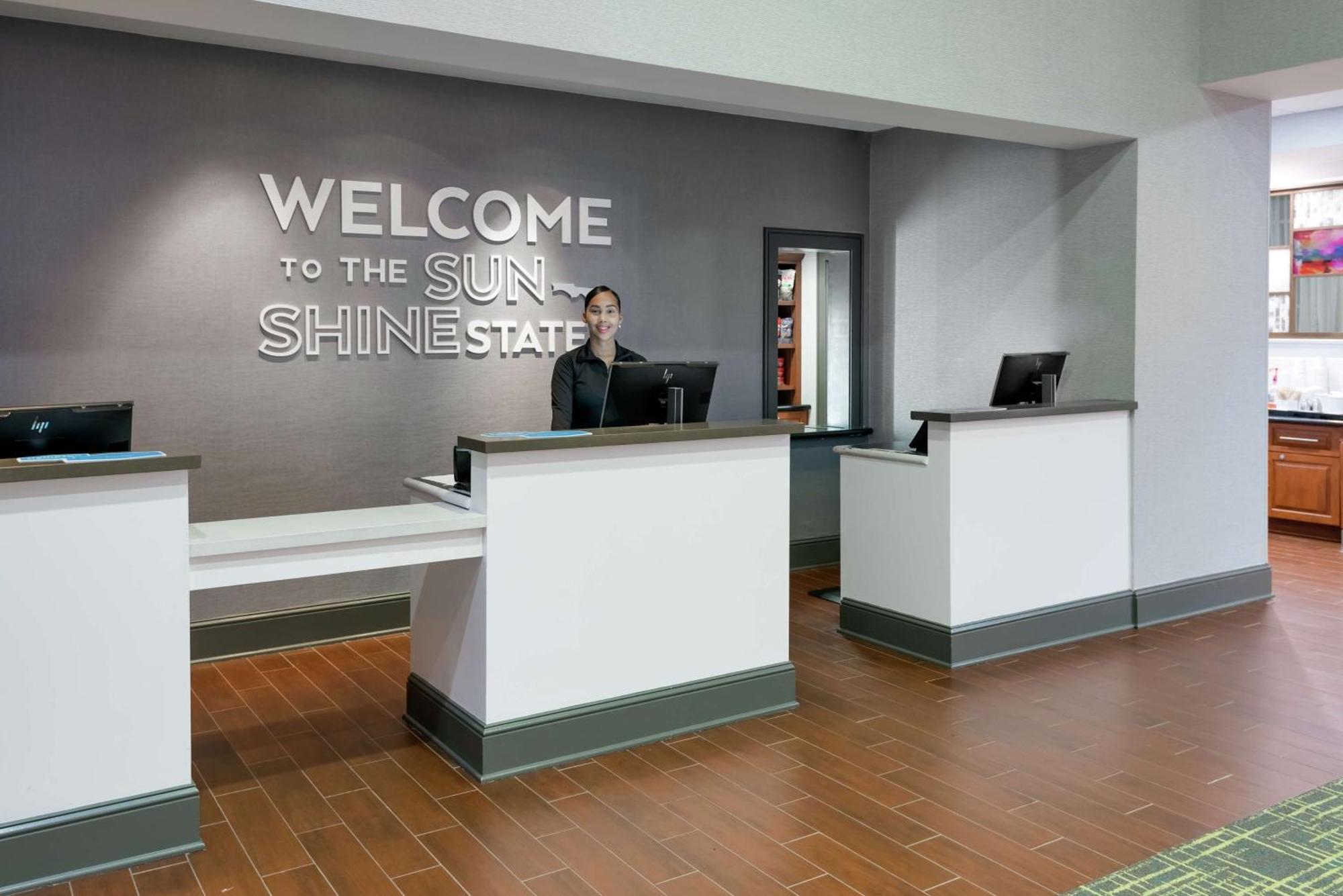 Hampton & Airport At Gateway Village Hotel Orlando