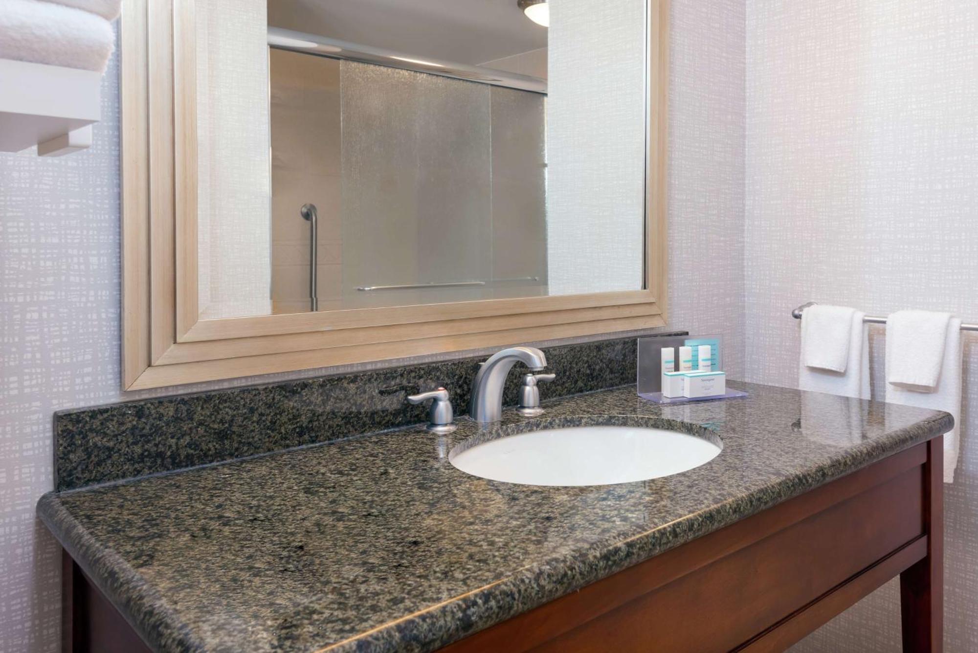 Hampton & Airport At Gateway Village Hotel 3*