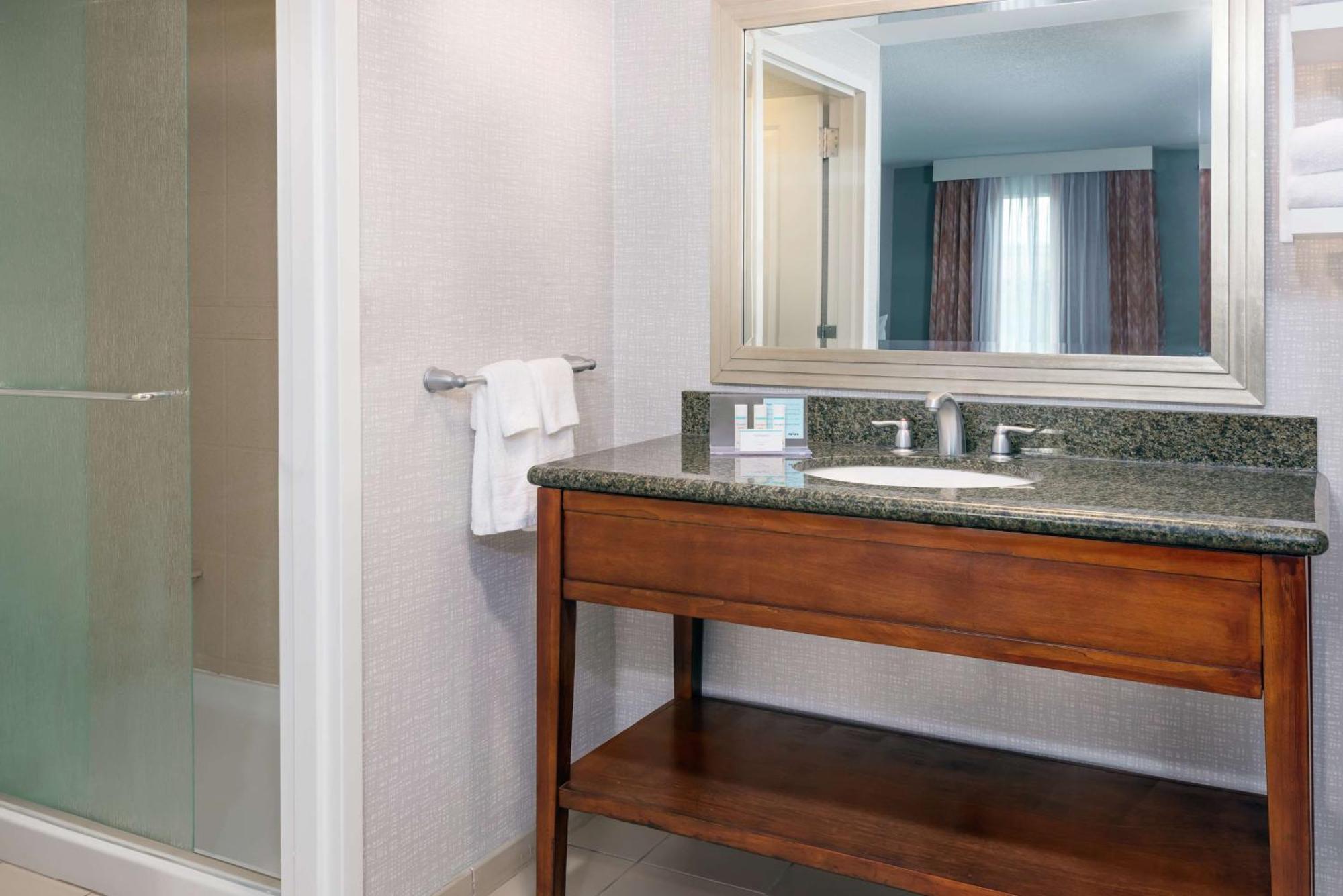 Hotel Hampton & Airport At Gateway Village