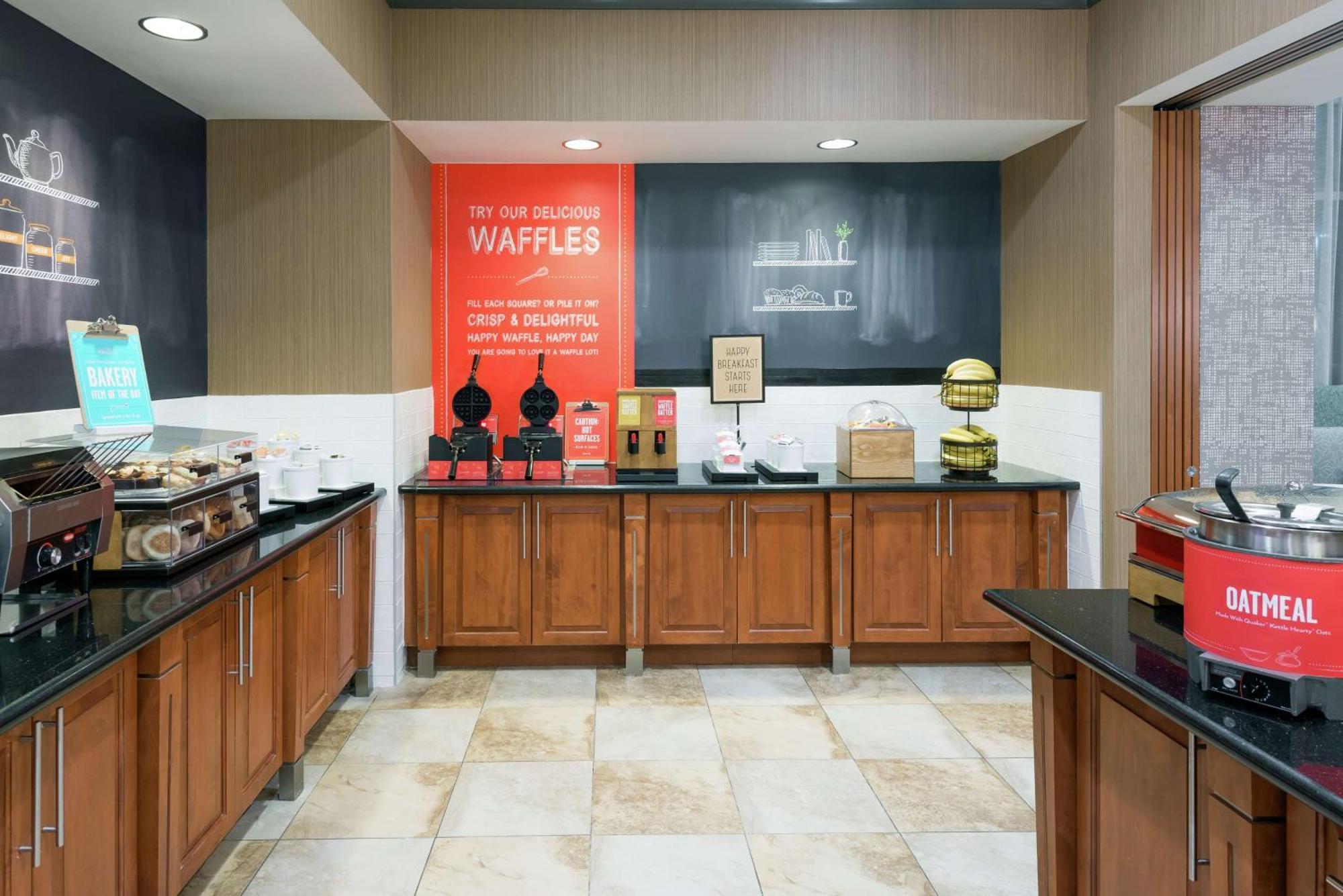 Hampton & Airport At Gateway Village Hotel Orlando