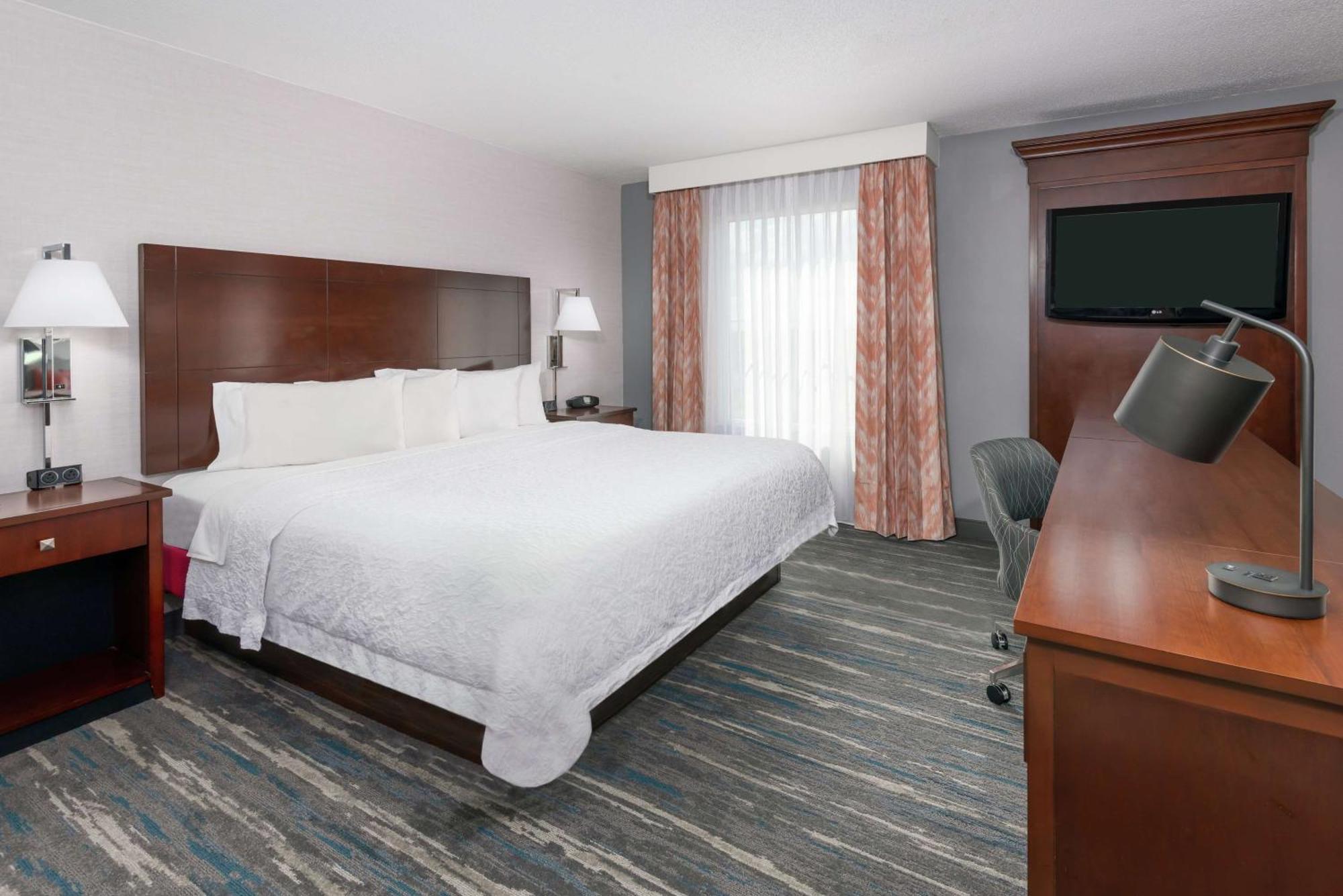 Hampton & Airport At Gateway Village Orlando