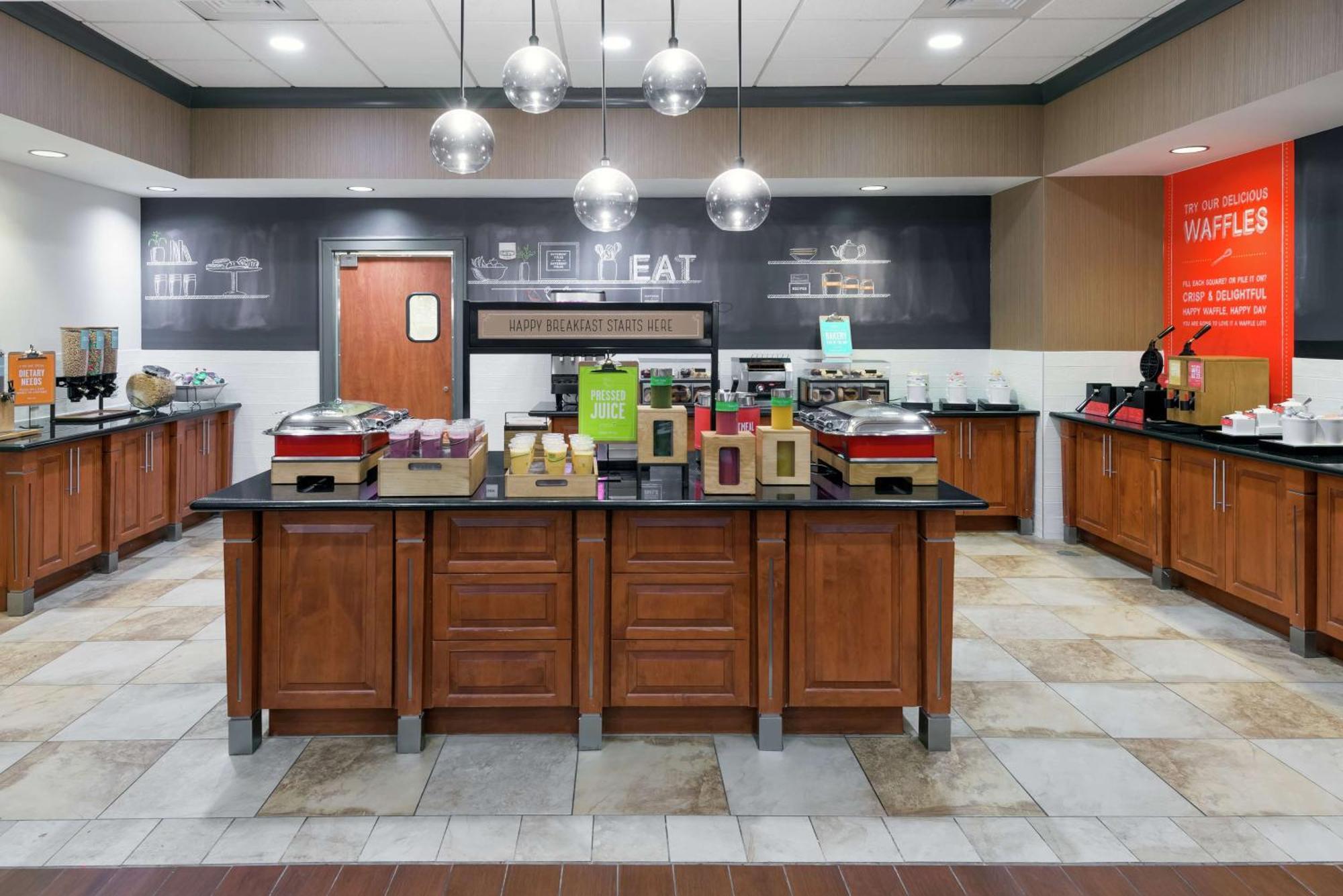Hampton & Airport At Gateway Village 3*