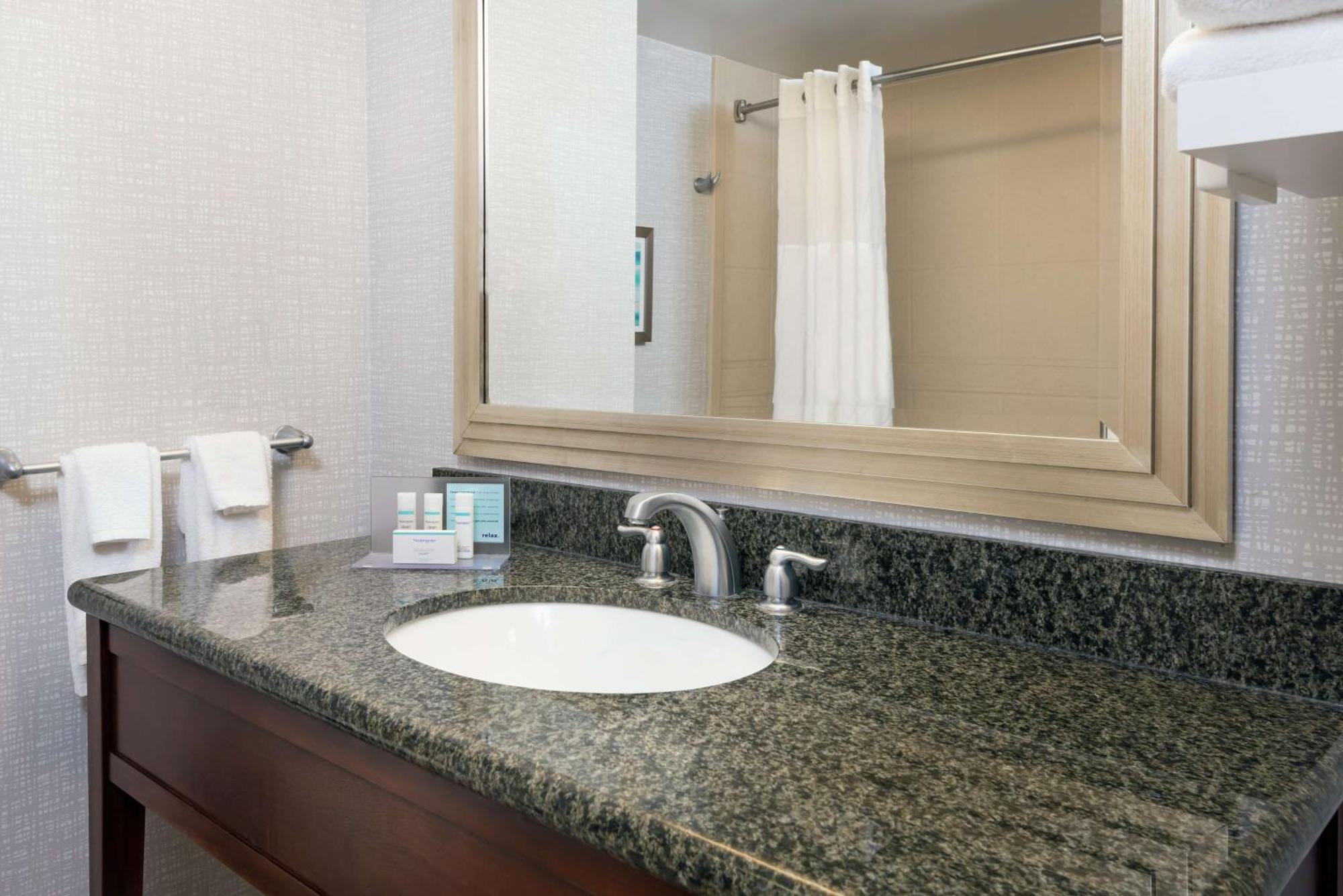 Hampton & Airport At Gateway Village Hotel