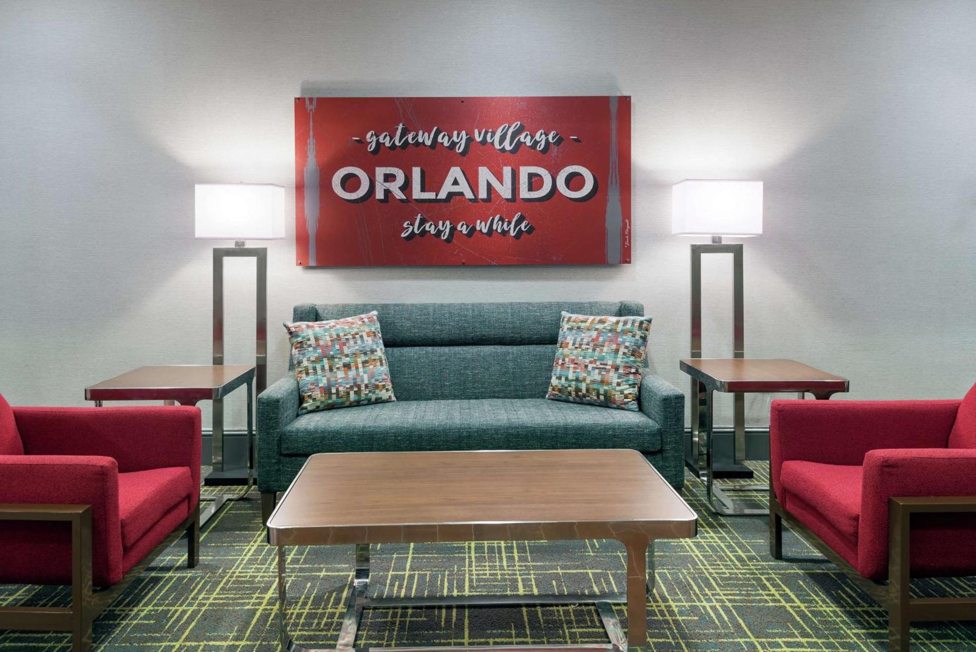Hotel Hampton & Airport At Gateway Village 3*