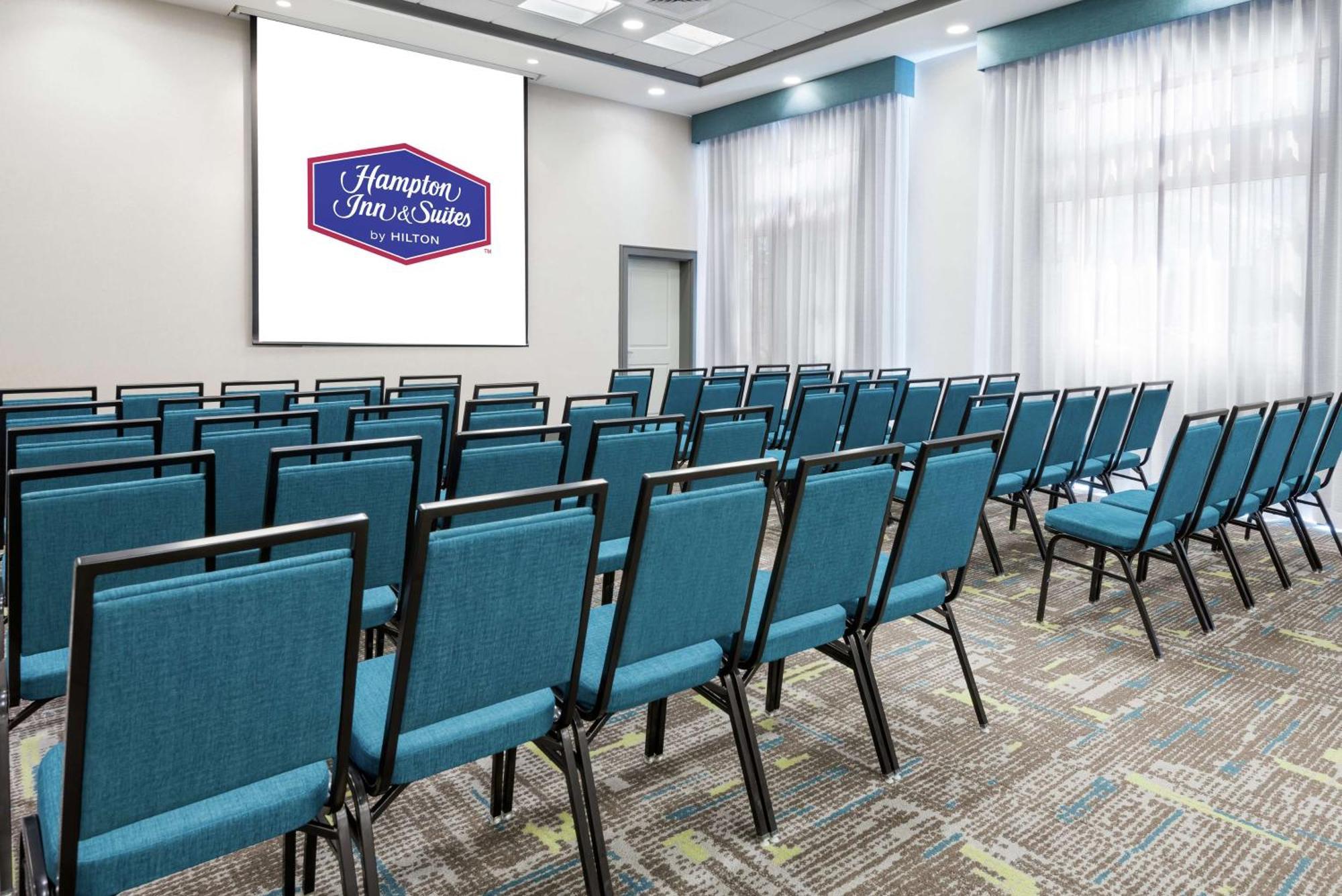 Hampton & Airport At Gateway Village Hotel Orlando