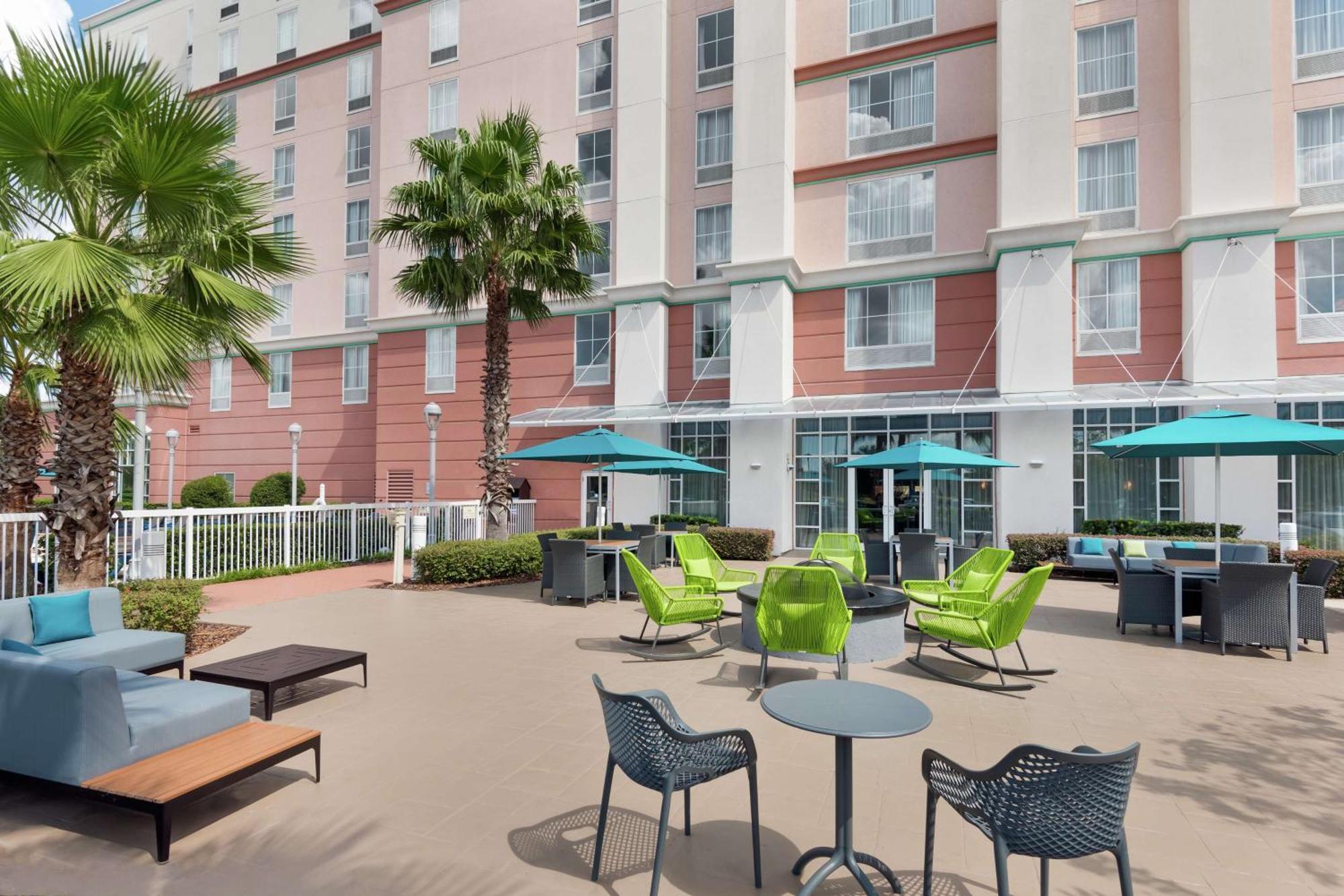 Hampton & Airport At Gateway Village Orlando