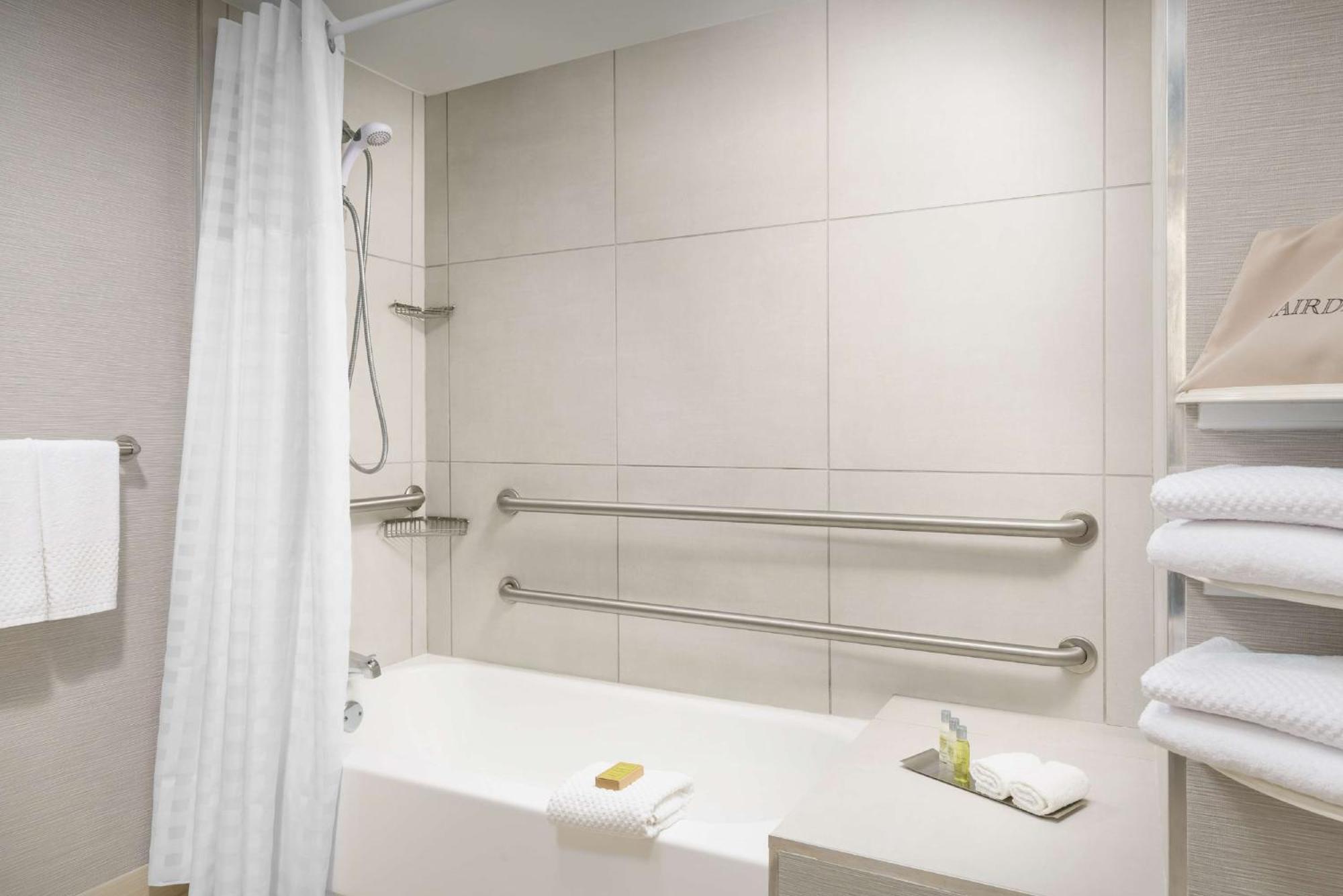 Doubletree By Hilton Airport 3*