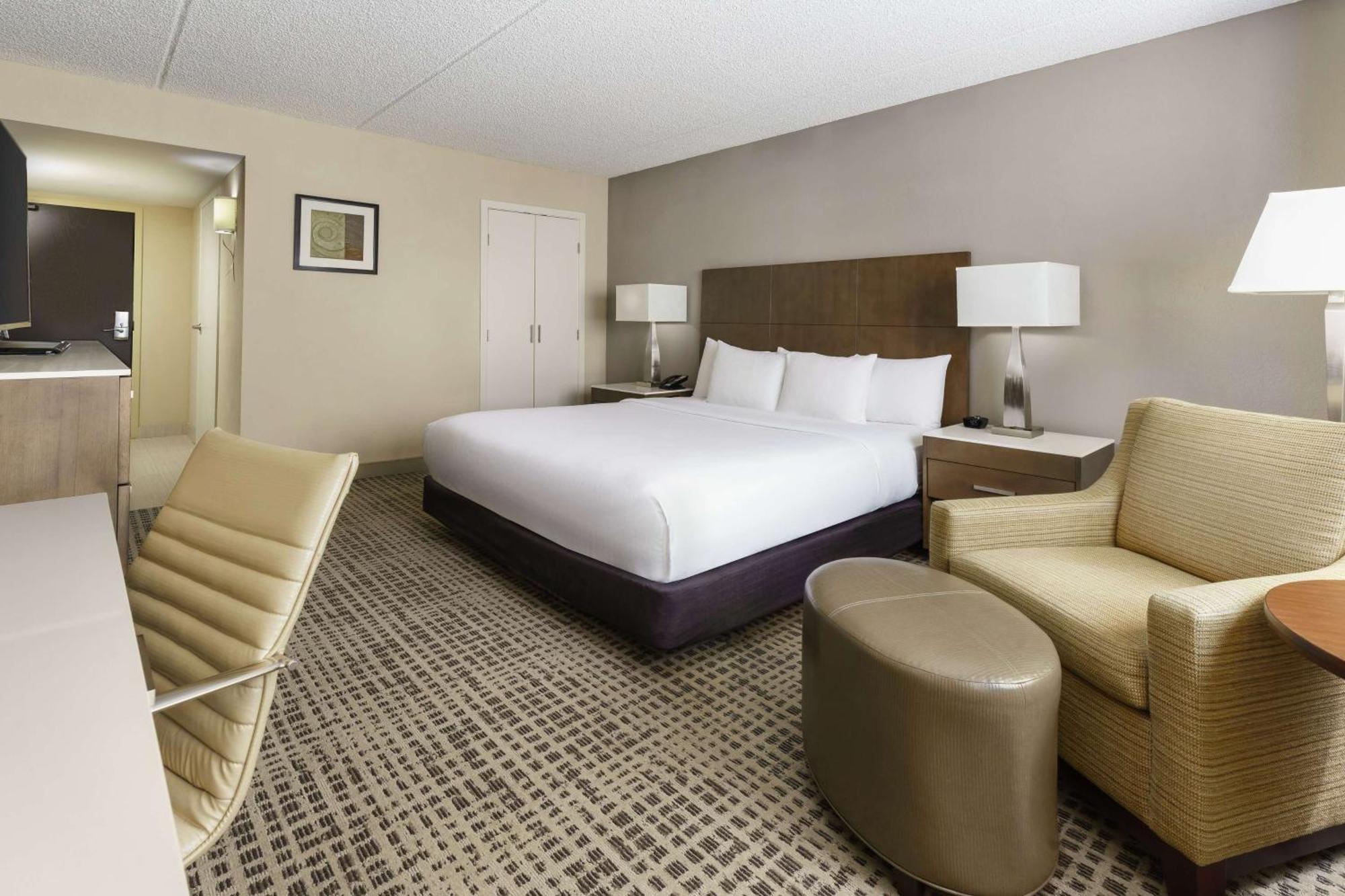 Hotel Doubletree By Hilton Airport 3*