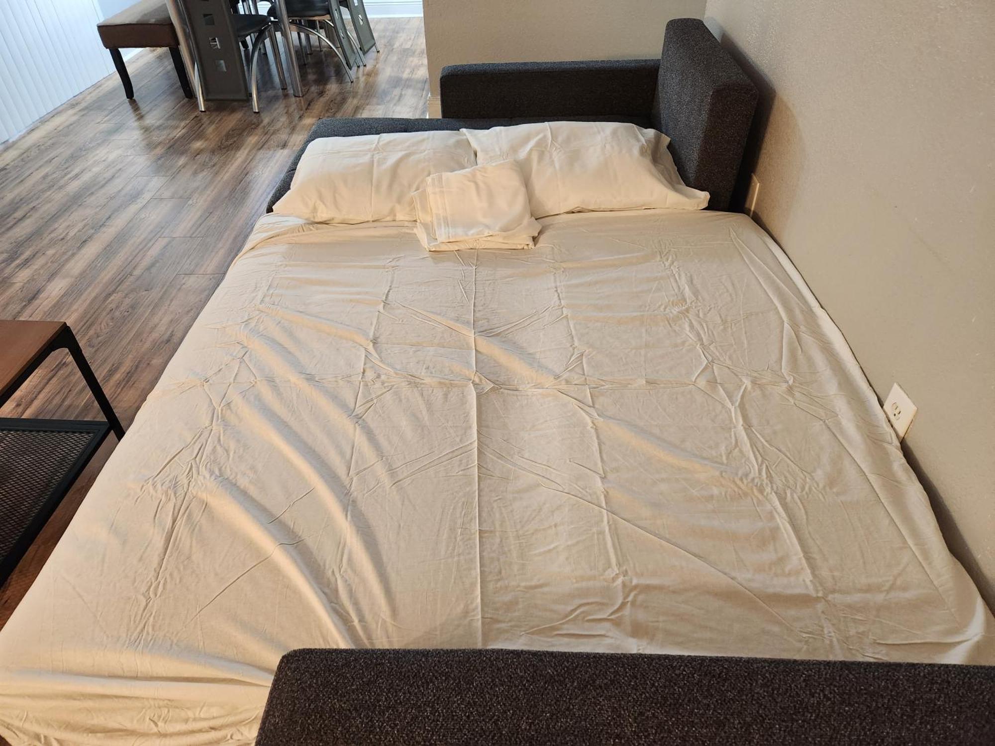 Centauri Vacation Rentals: 2-bedroom With Free Parking Apartment *