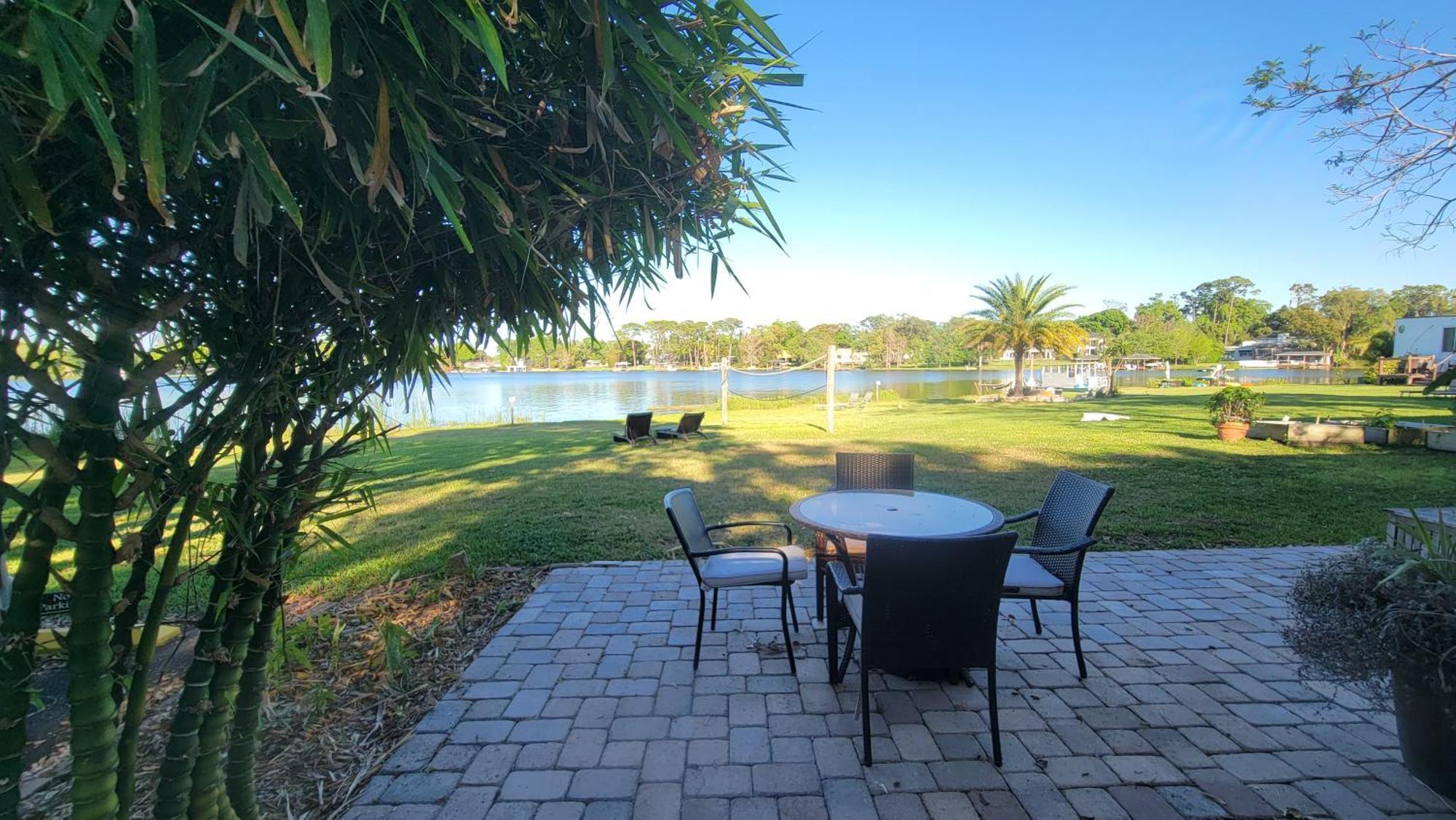 Lakefront Tiny Holiday home