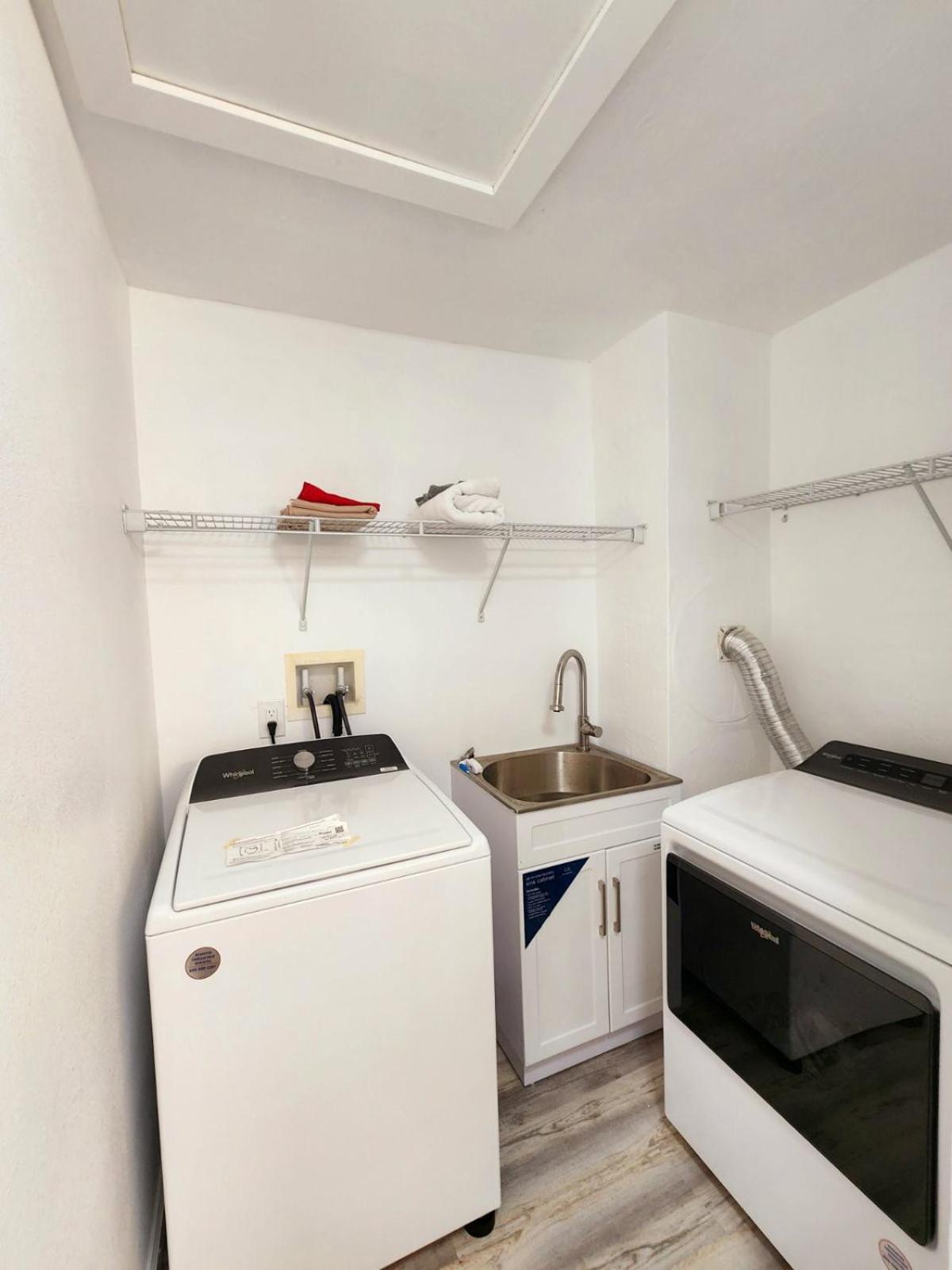 Cozy Bedroom With Private Ensuite Bathroom - # 2 In Sahred House No Pet *