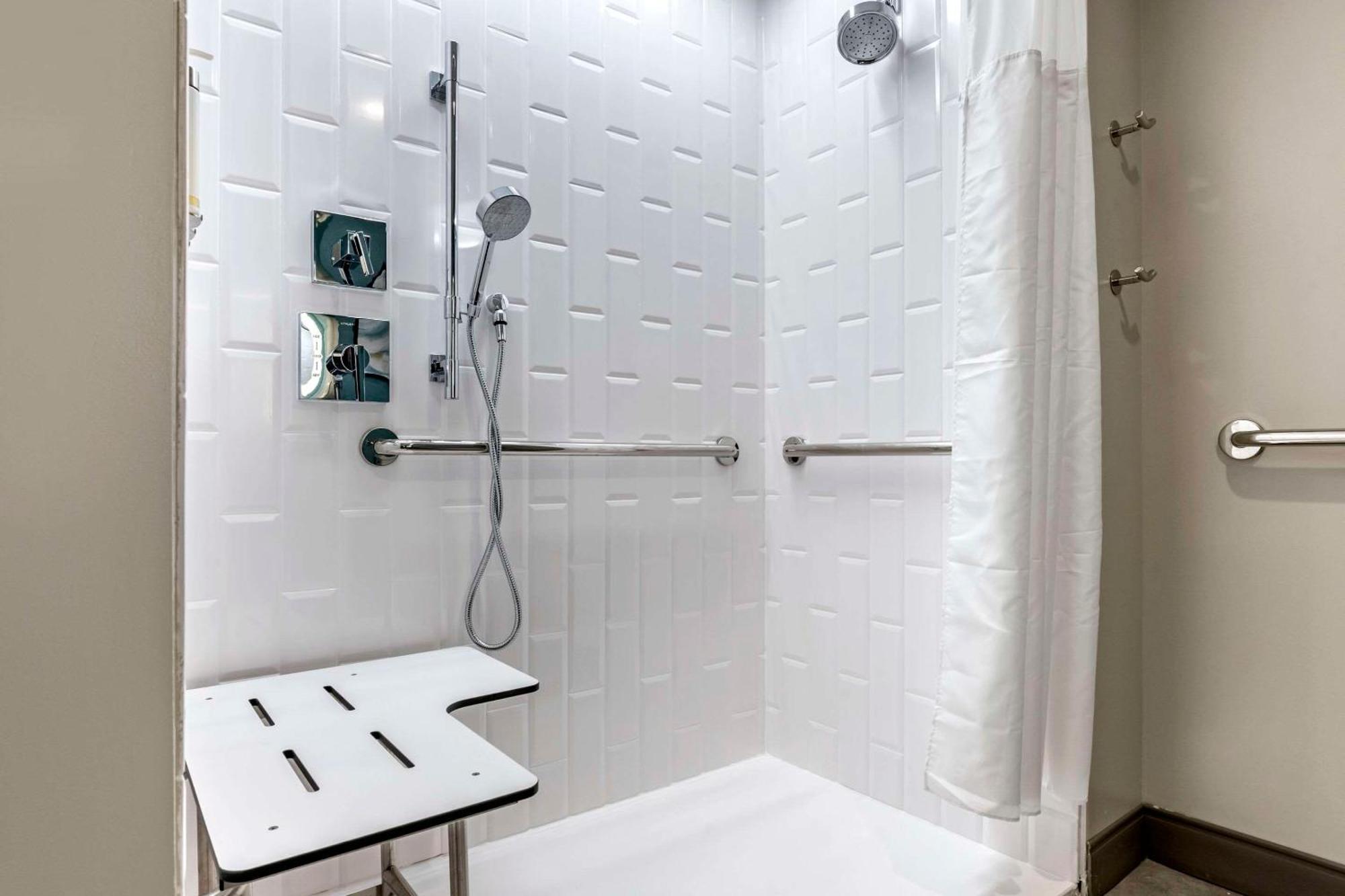 Cambria Airport Hotel 3*