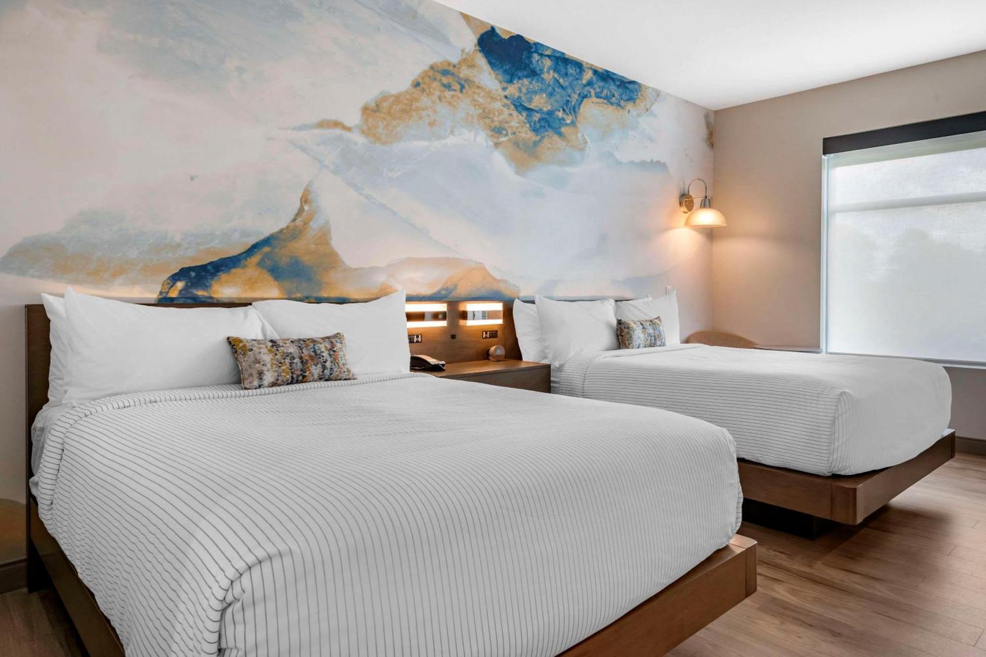 Cambria Airport Hotel 3*