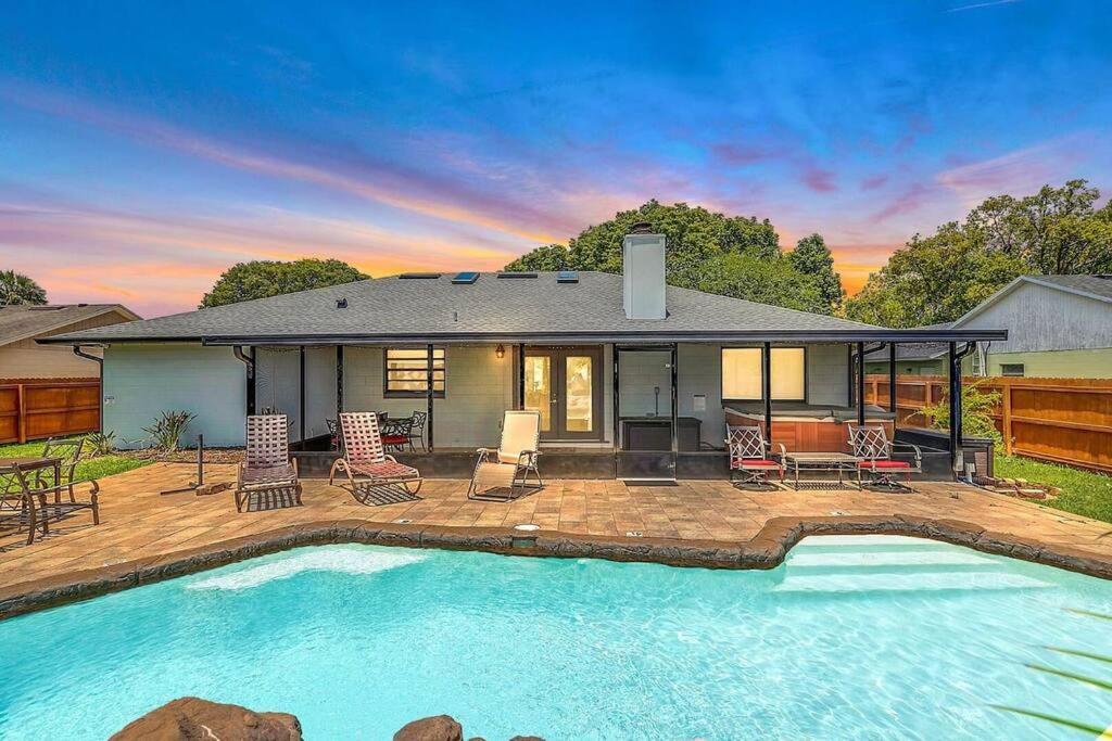Tranquil Oasis 4br Pool Holiday home