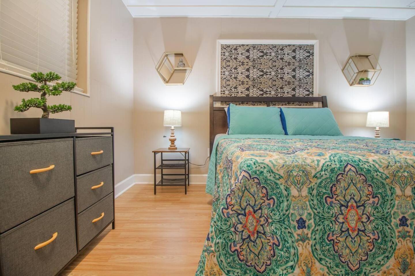 Pet-Friendly 6Br W Fast Wifi Near Downtown!