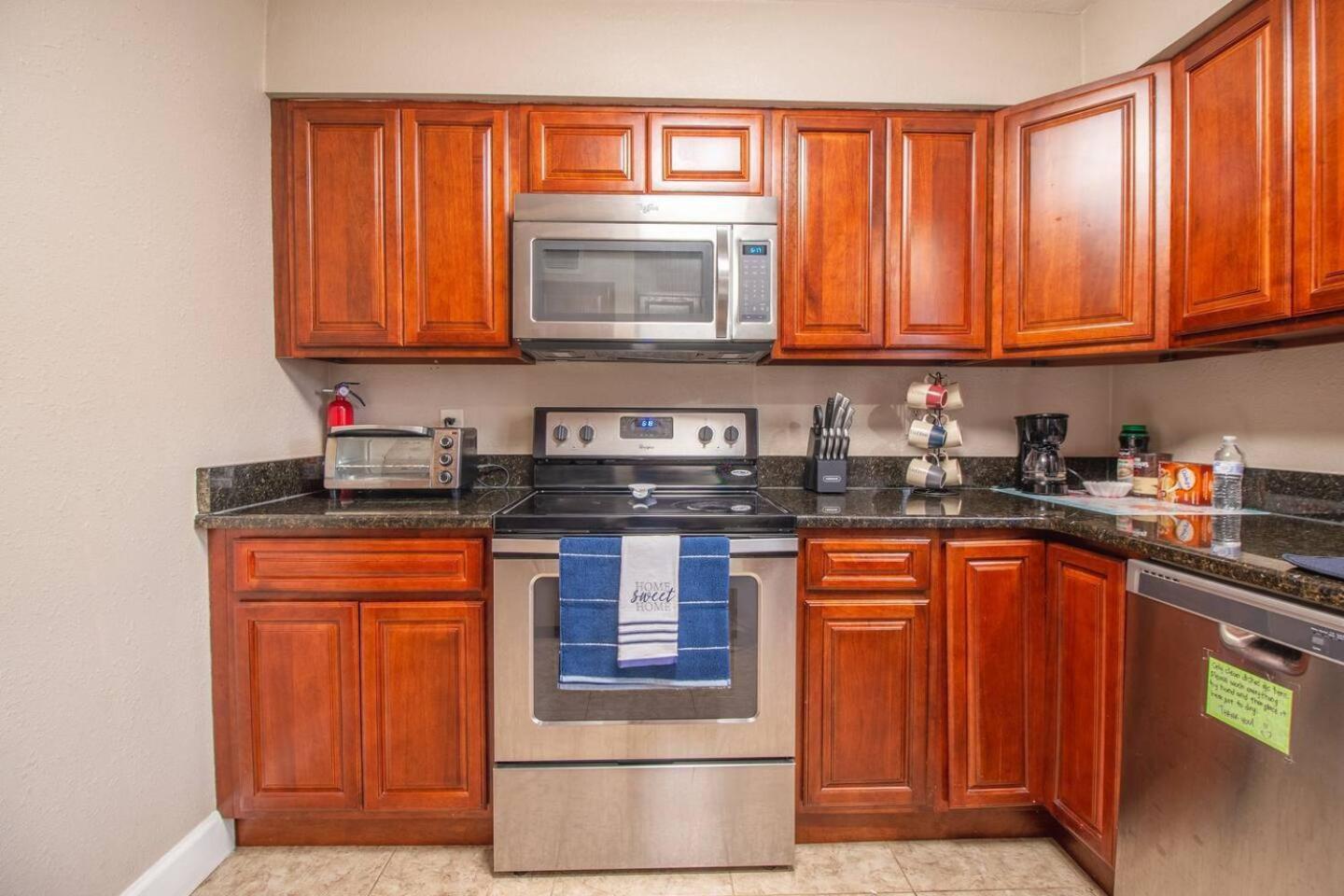 Pet-Friendly 6Br W Fast Wifi Near Downtown!
