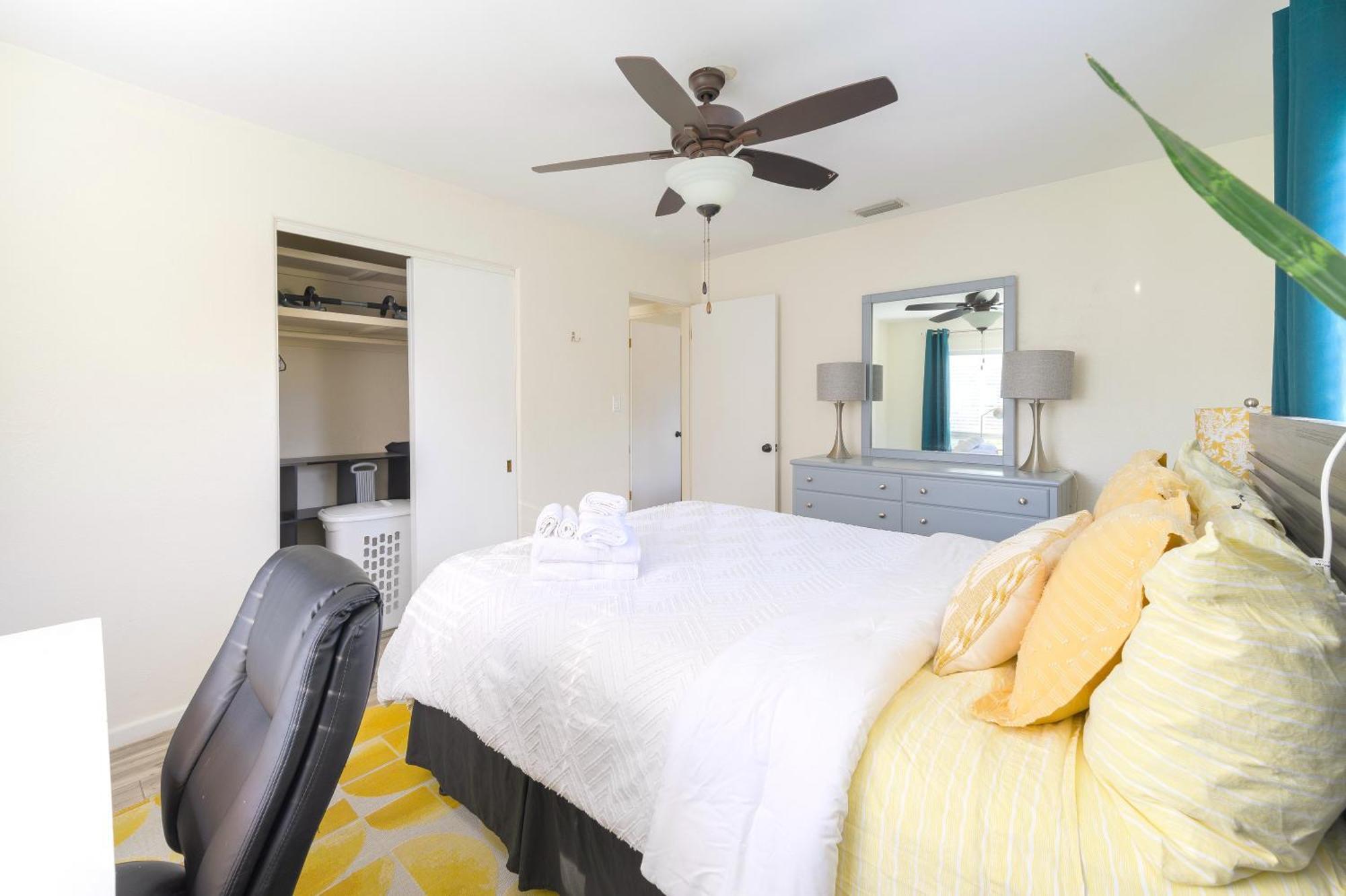 Lakefront 7 Bedroom Duplex, Pool, Boat, And Hottub Holiday home *