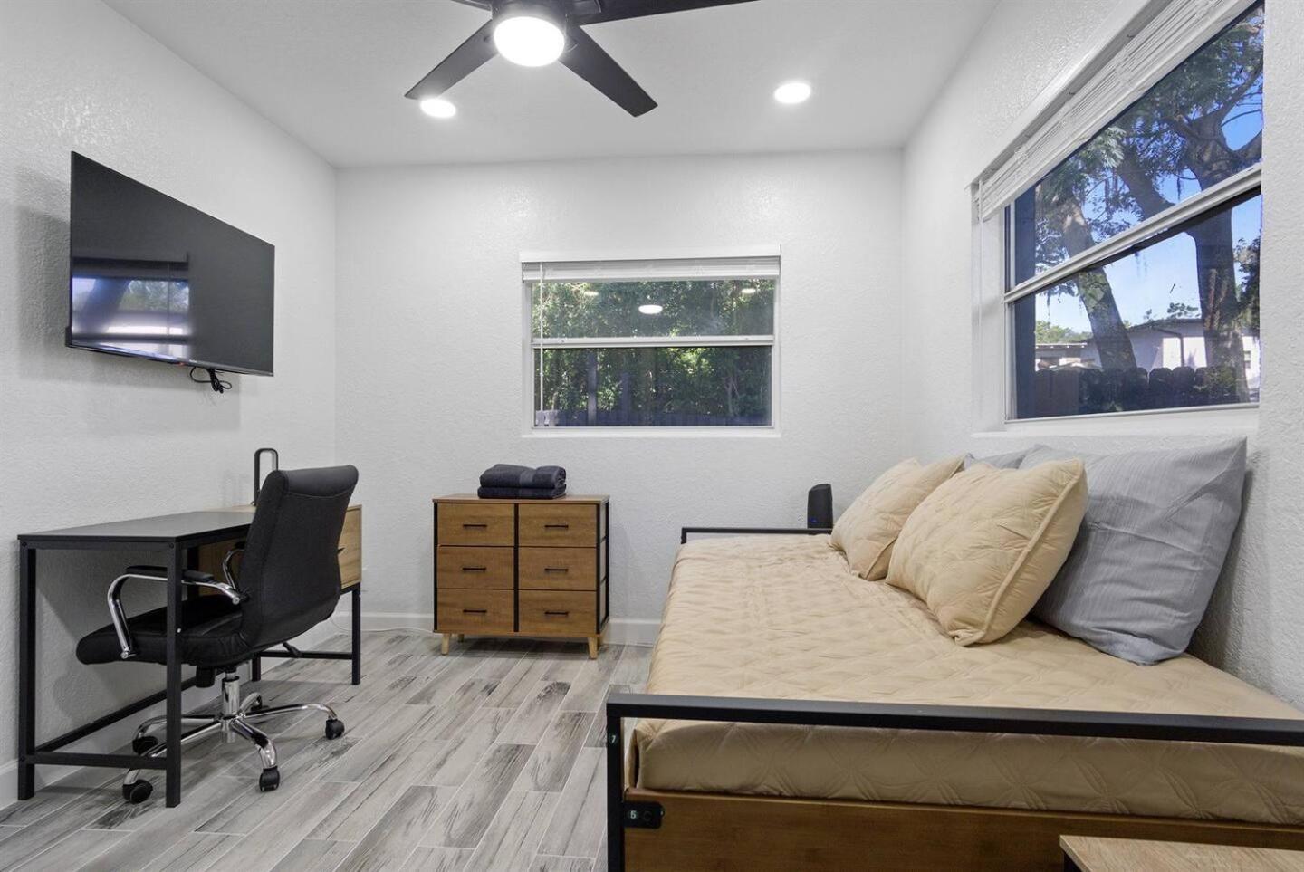 Holiday home Private 3Br Unit Pet-Friendly Work Space! *