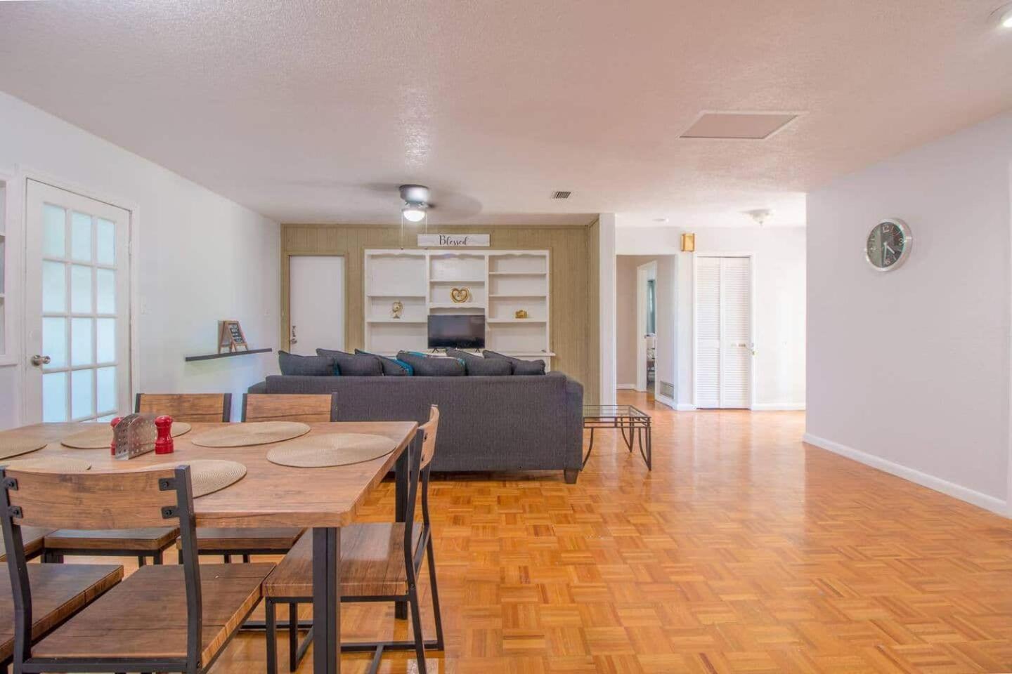 Holiday home 5Br Stay W Pool, Workspace & Fast Wi-Fi