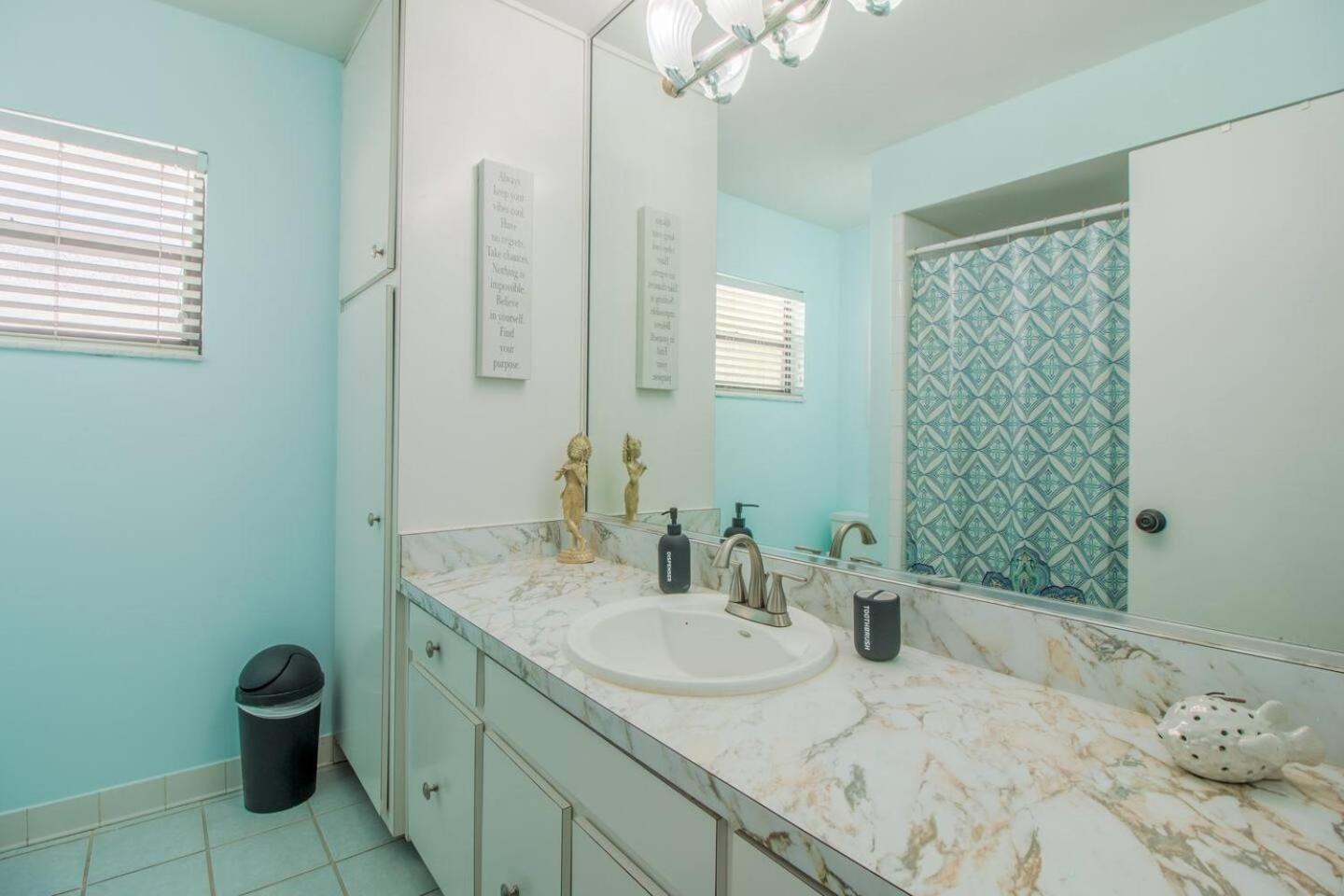 Holiday home 5Br Stay W Pool, Workspace & Fast Wi-Fi *