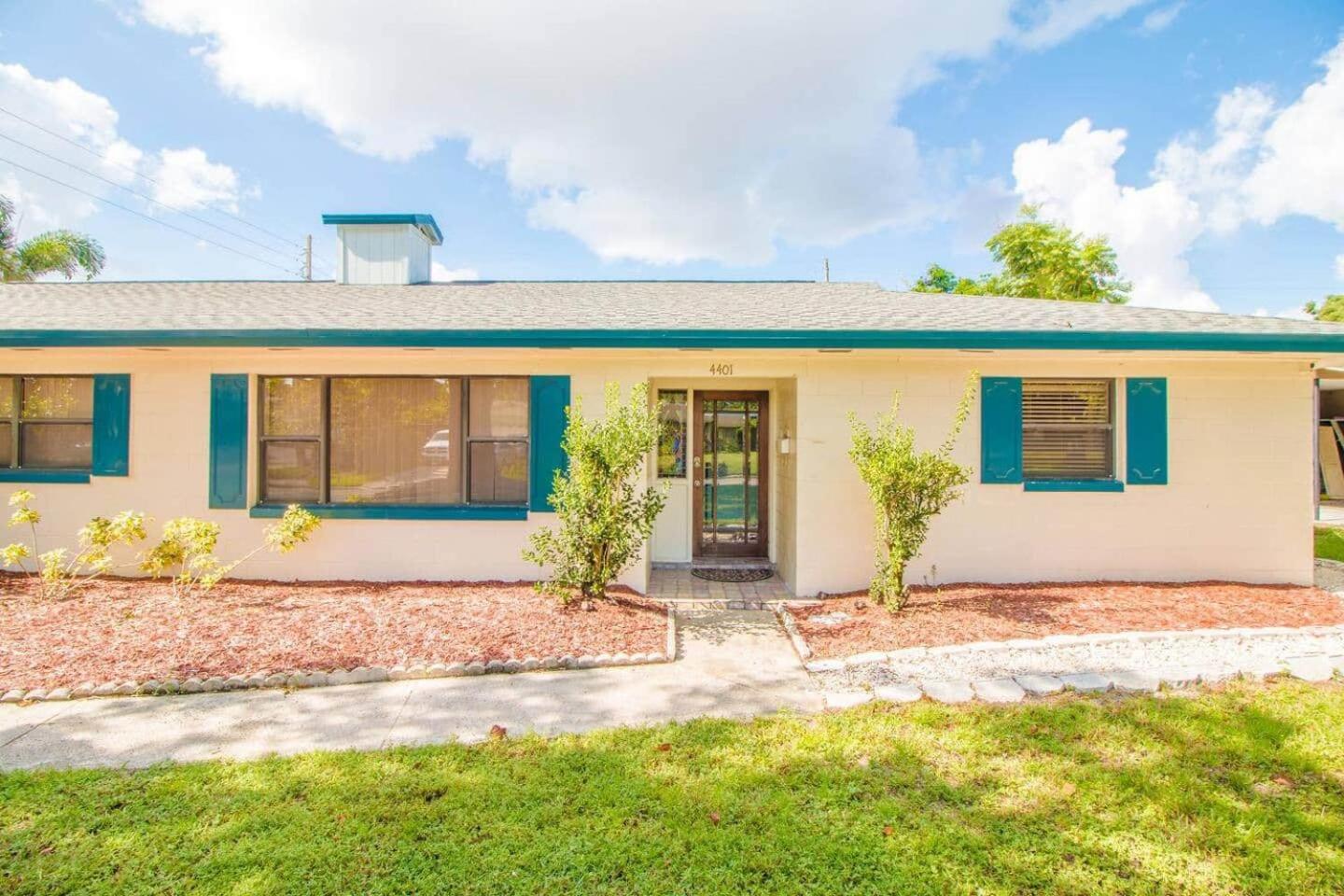 5Br Stay W Pool, Workspace & Fast Wi-Fi Holiday home