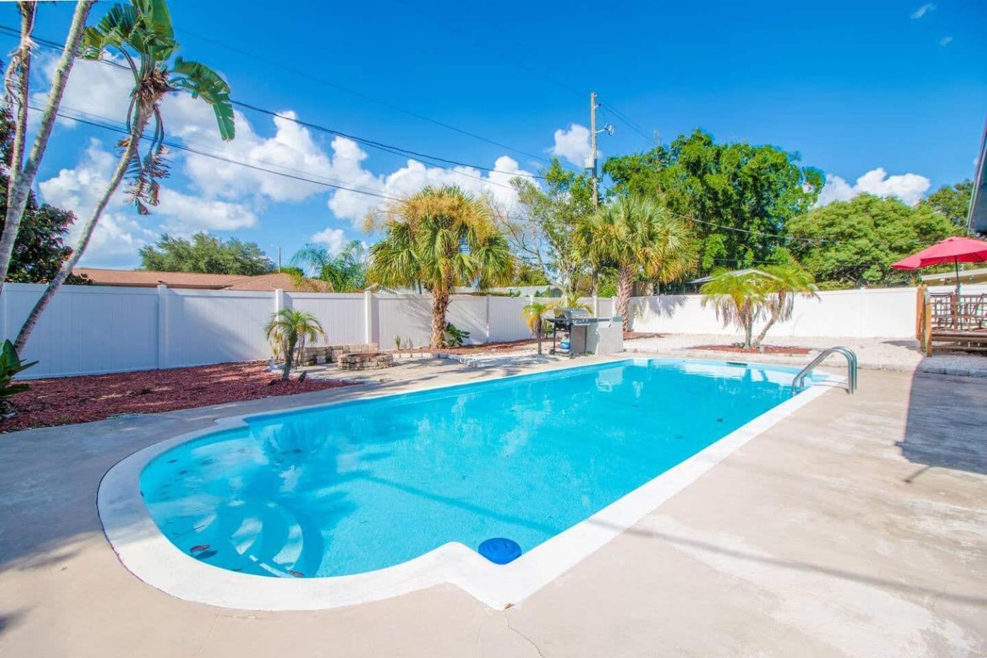 Holiday home 5Br Stay W Pool, Workspace & Fast Wi-Fi *
