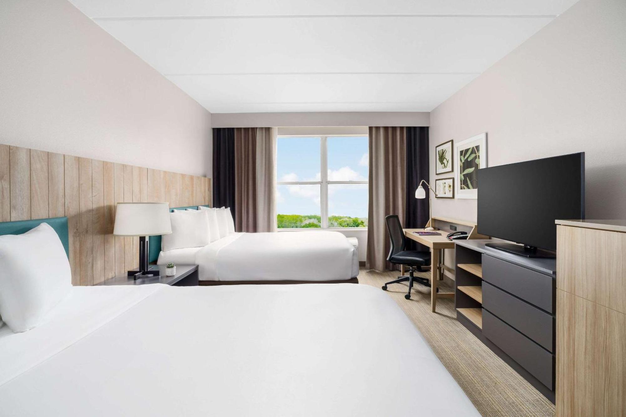 Country & By Radisson, Airport, Fl