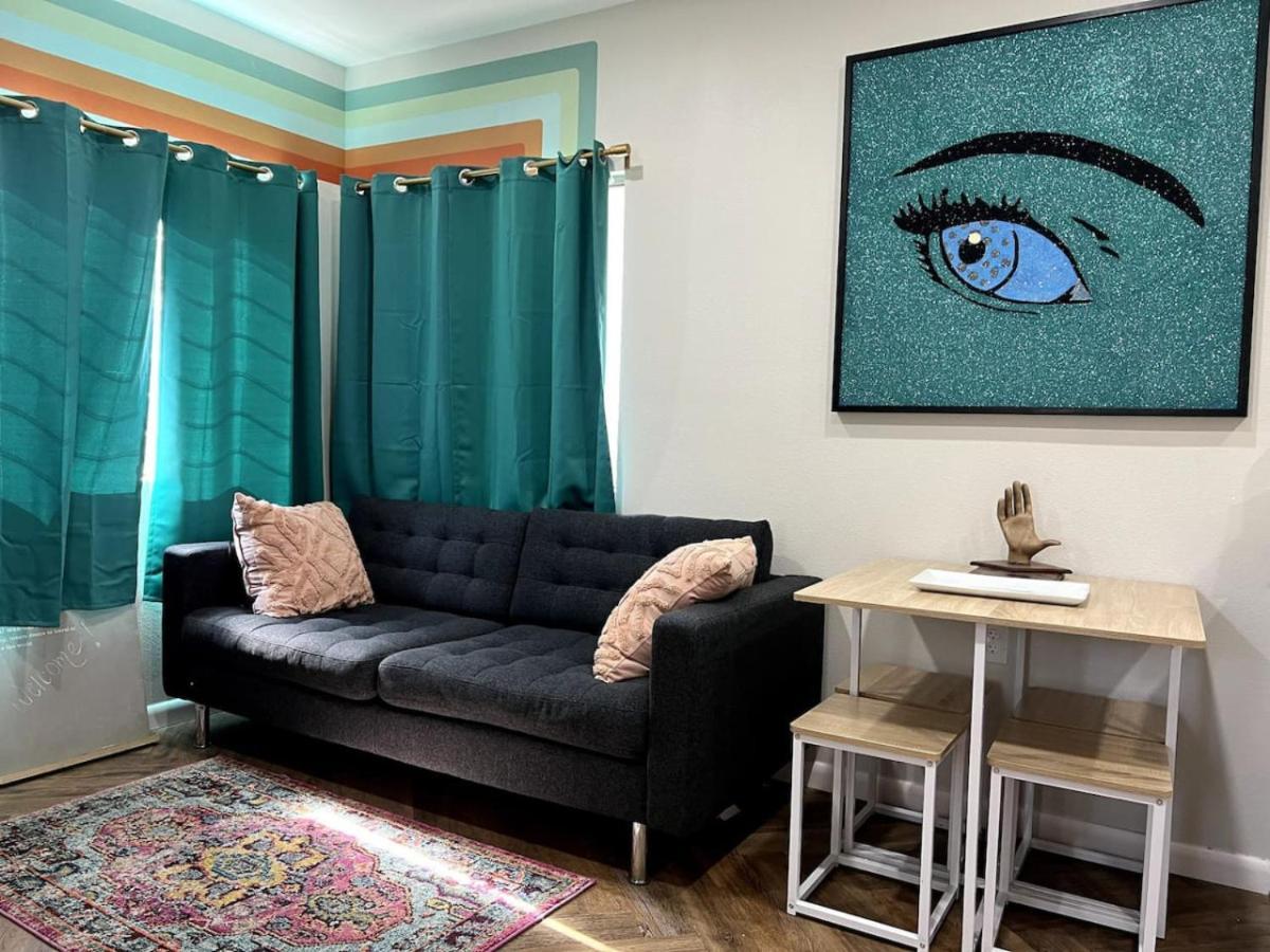 Downtown Groovy Studio Apartment *