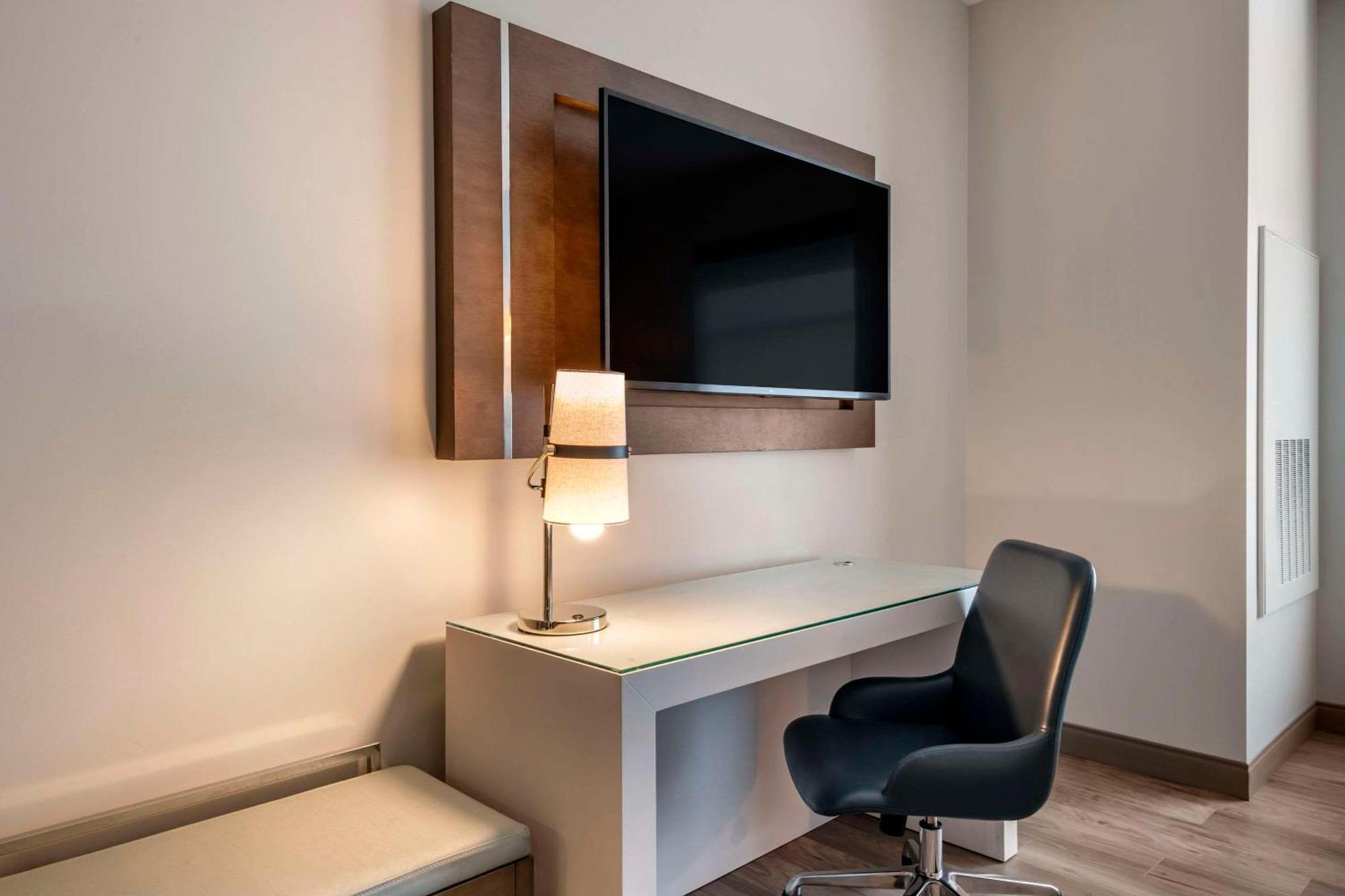 Hotel Cambria Airport
