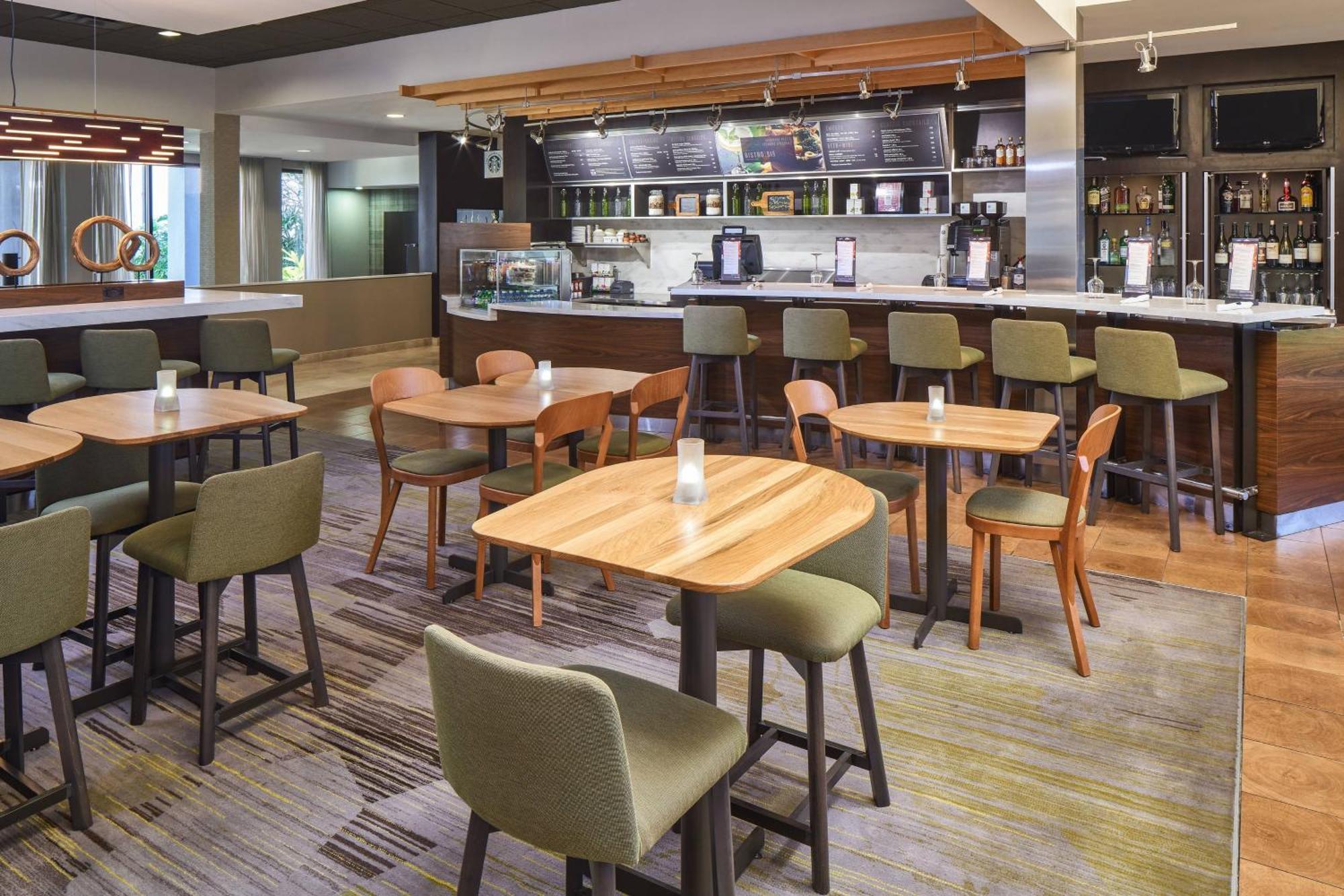 Courtyard By Marriott Airport